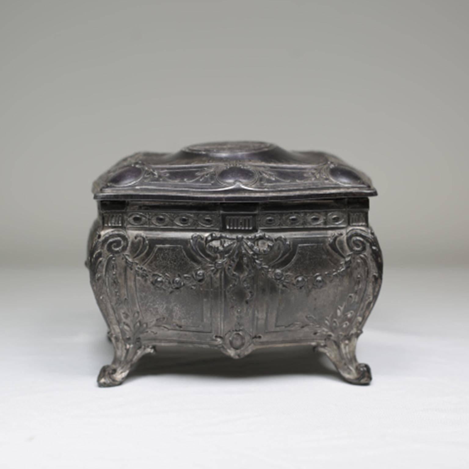 Late 19th-Early 20th Century Pewter Box Depicting City Palace of Berlin Germany In Excellent Condition In San Francisco, CA