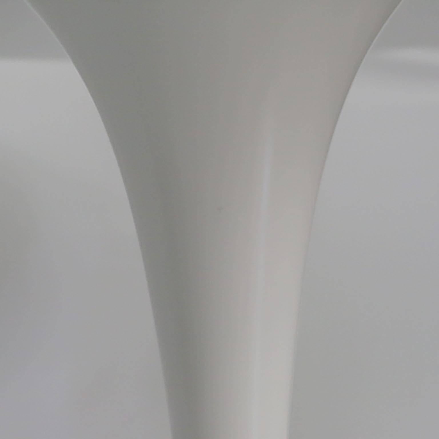 Saarinen 42" round dining table designed by Eero Saarinen for Knoll
White laminate with white base. Laminate: MDF with laminate.
  