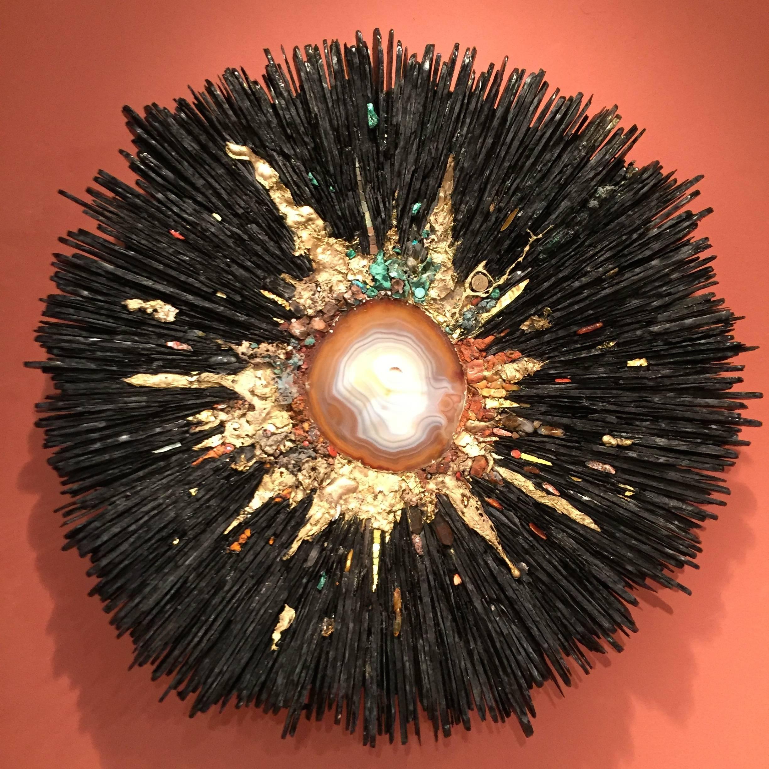 Béatrice Serre 2018:: Agate unique Little Big Bang:: ardoise:: azurite:: :: rosacite:: pigment doré:: bronze:: émail doré :: émail argenté:: ambre:: jaspe. Mesures : Diamètre 47 cm:: hauteur 5 cm.