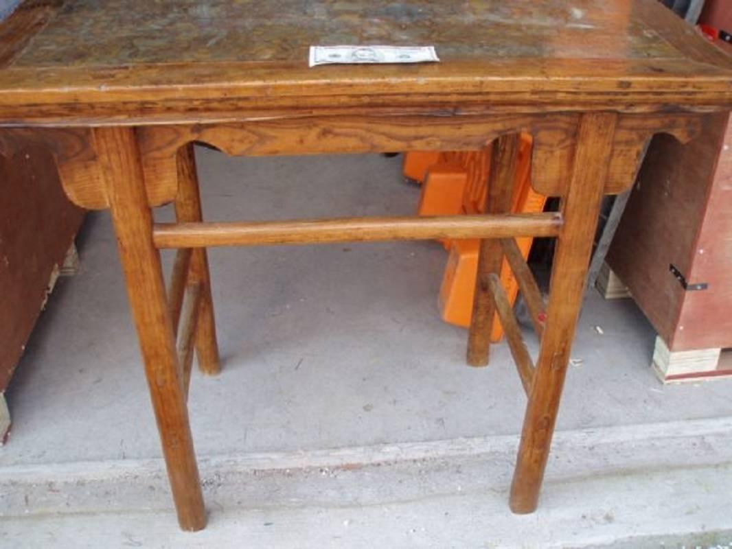 Table à vin chinoise ancienne en bois dur avec incrustation rare en vente 7