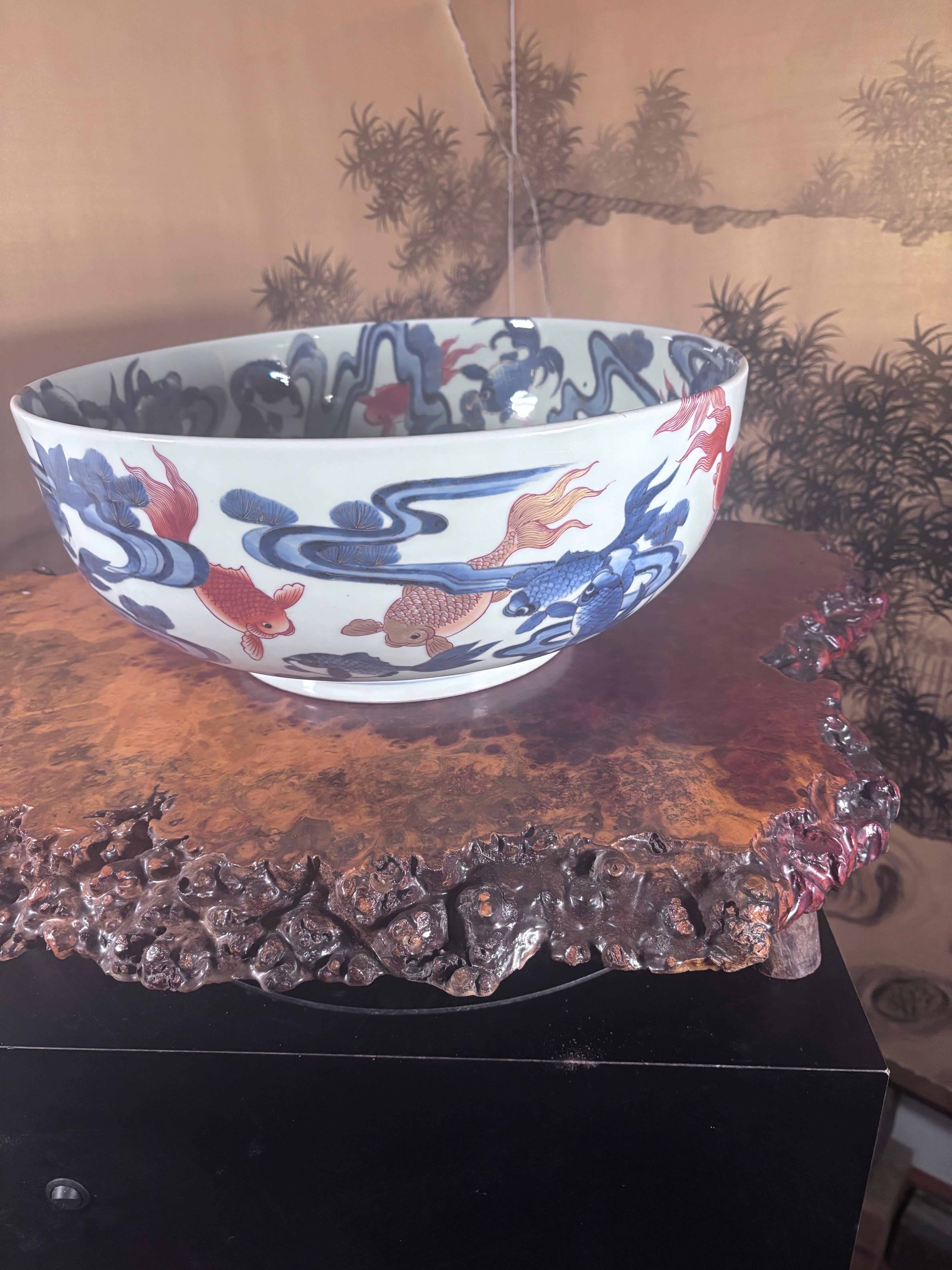 Japanische große antike Fischschale in Brillantblau und Weißgold im Angebot 6