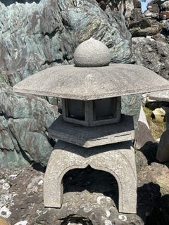 Lanterne japonaise classique Yukimi en pierre sculptée à la main en eau ou en neige