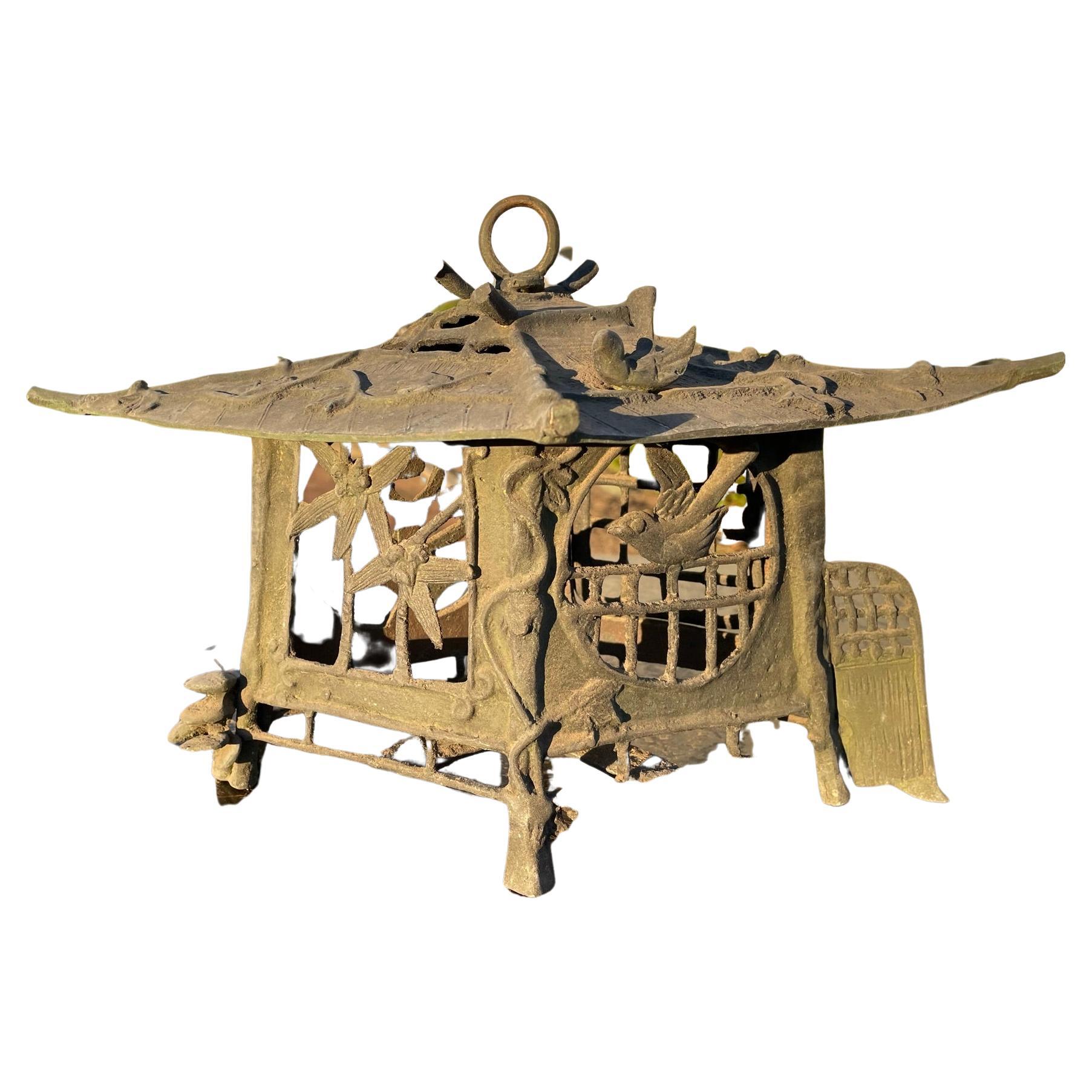 Lanterne en bronze ancien du Japon, oiseaux et libellules, jolis détails en vente