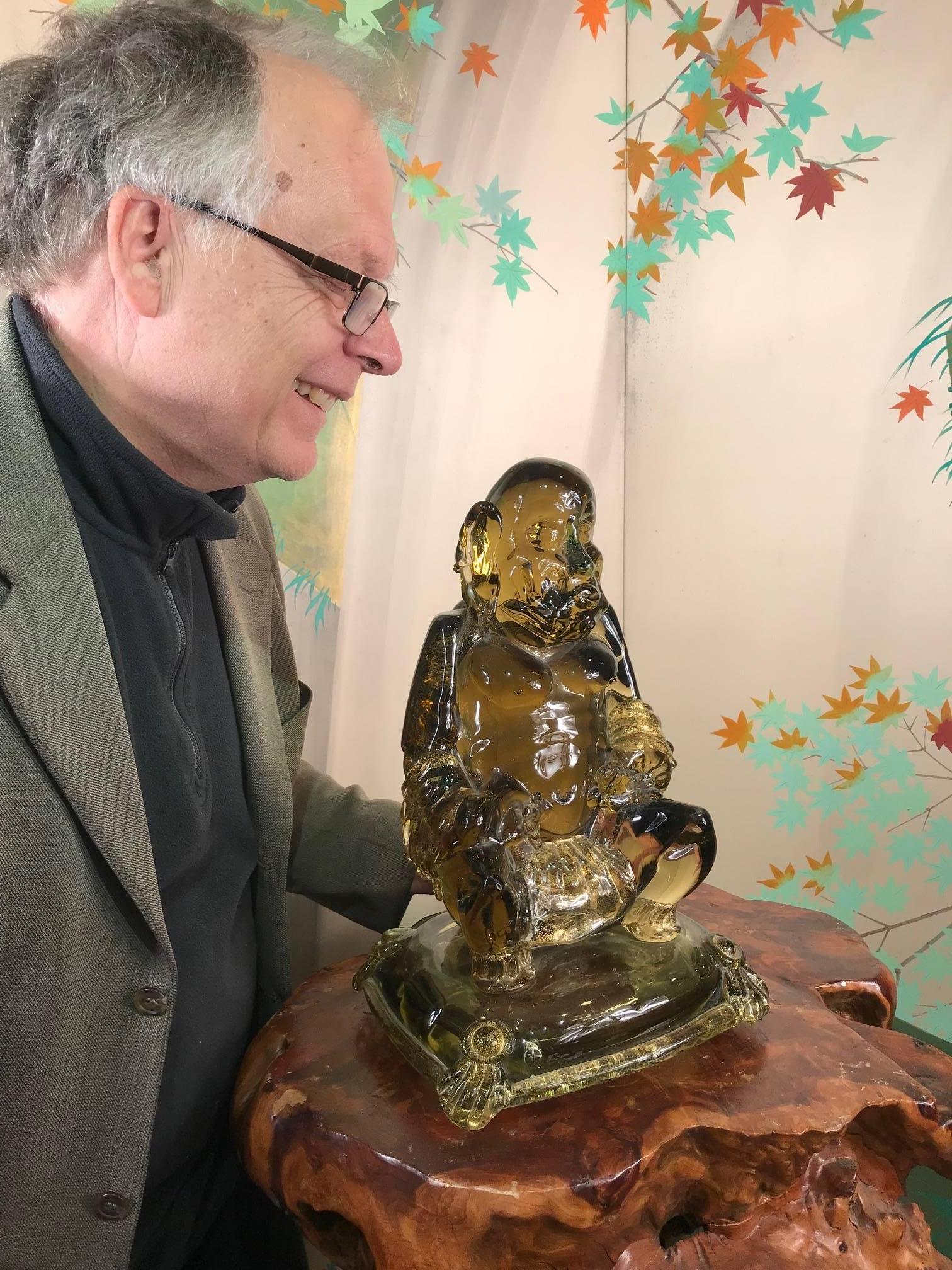 Einzigartiger Meditationsbuddha in Einzelanfertigung

Aus Italien und Murano kommt dieser bezaubernde sitzende Buddha aus massivem mundgeblasenem Glas in großem Format.

Es handelt sich um eine seltene, einzigartige Skulptur in Bernsteinfarbe mit