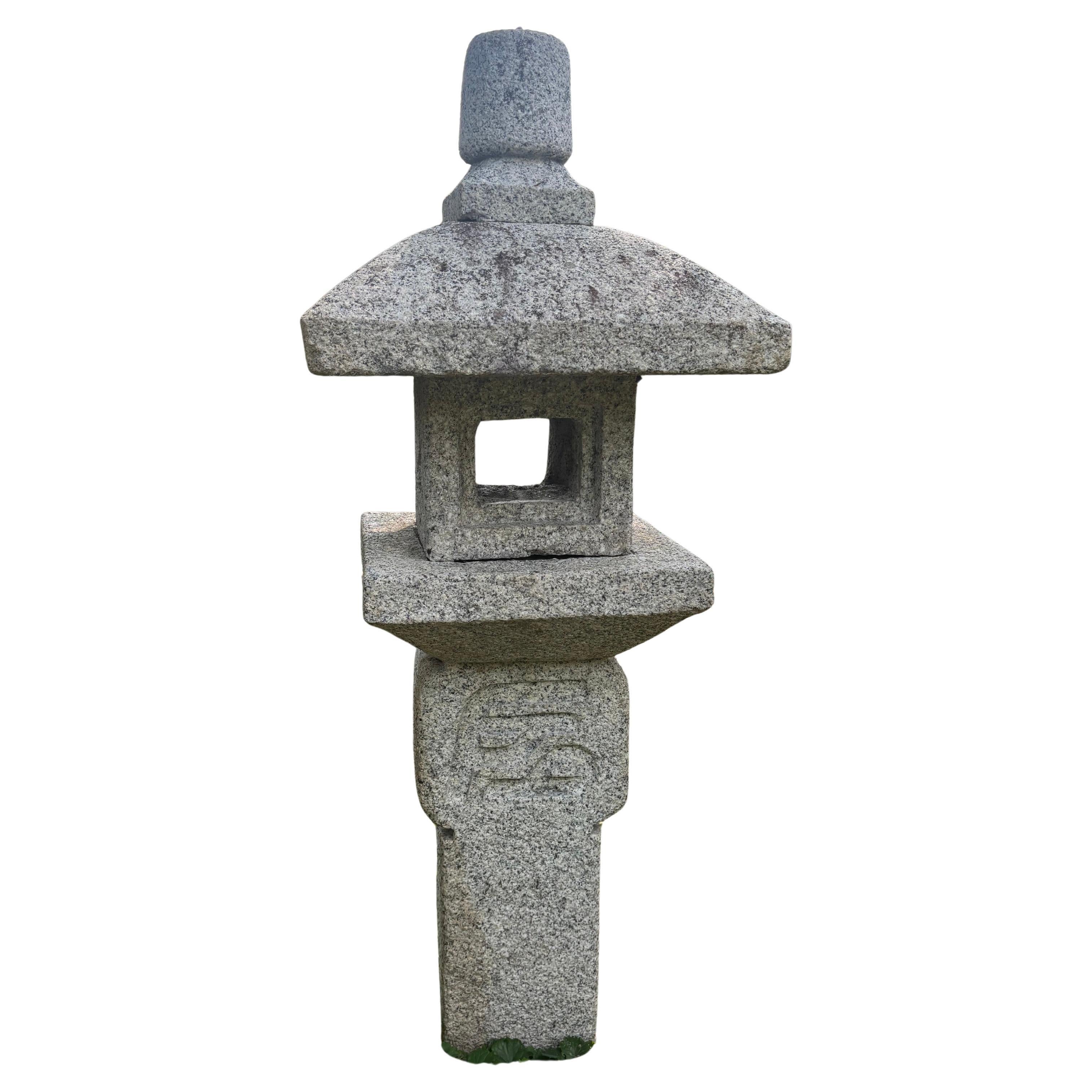Japón Fine Old  Farol de jardín de granito "Oribe" con caligrafía sánscrita