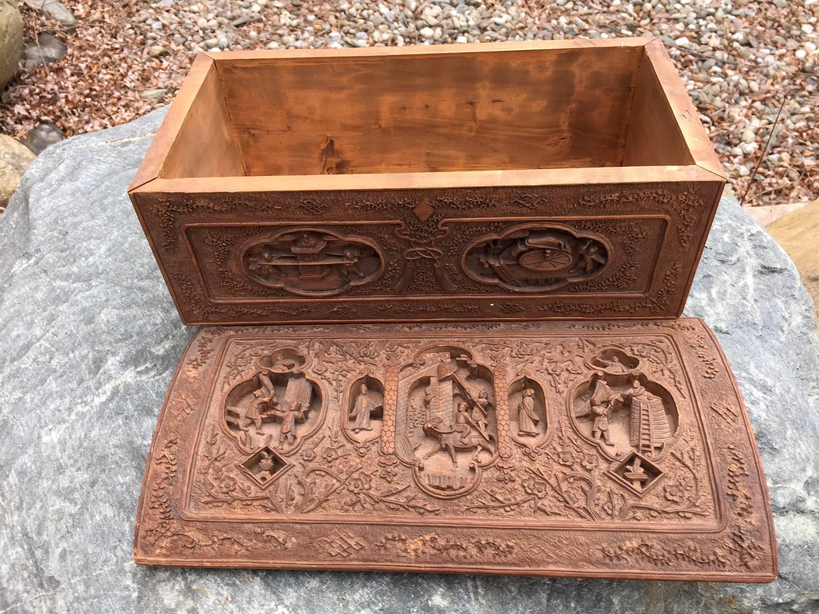 Hand-Carved Chinese Antique Finely Carved Box, 19th Century