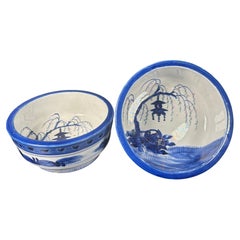 Dos cuencos-linterna japoneses pintados a mano en azul y blanco, en perfecto estado, firmados