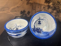 Dos cuencos-linterna japoneses pintados a mano en azul y blanco, en perfecto estado, firmados