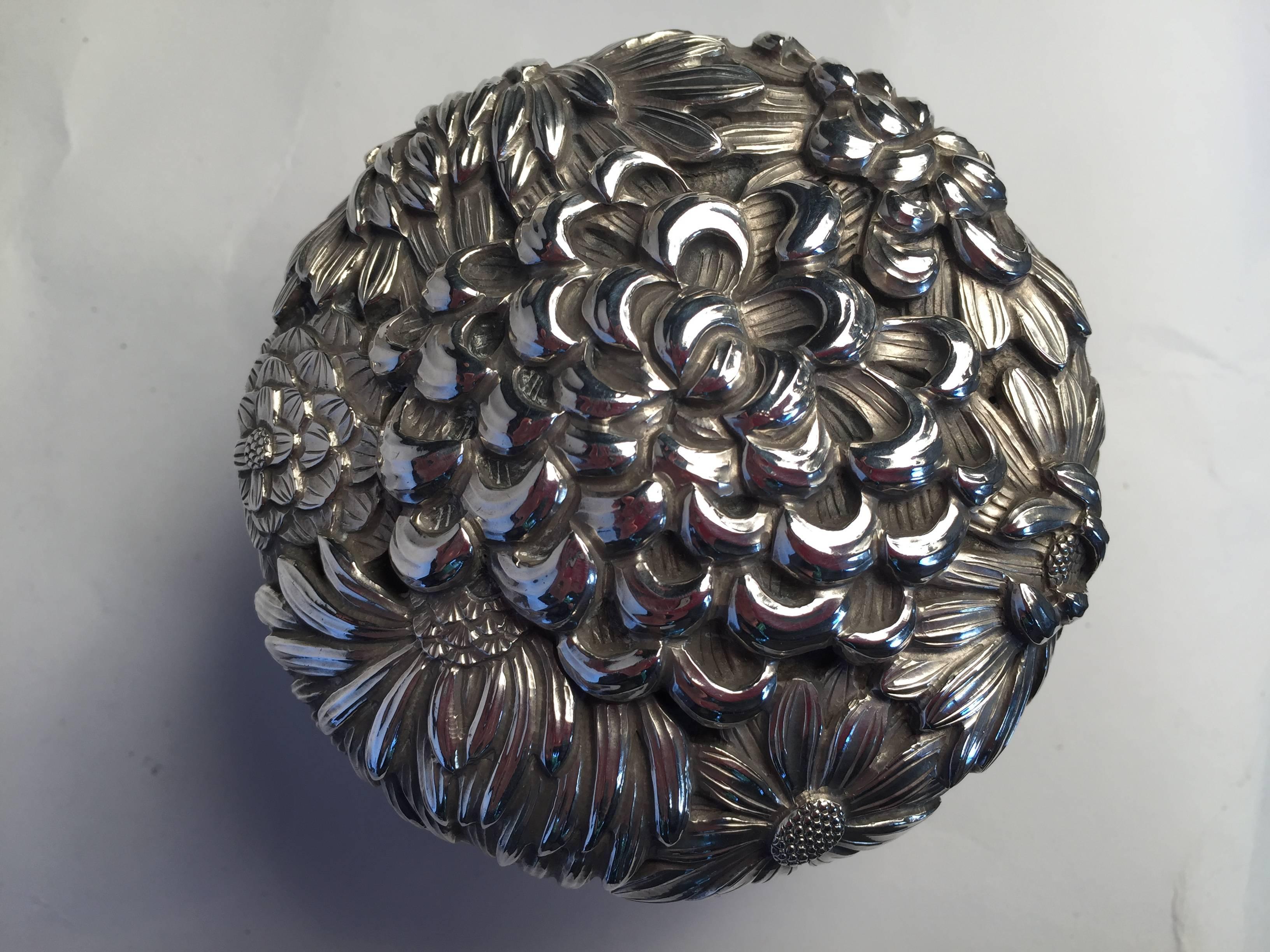 Japanese antique sterling silver Blooming Chrysanthemum treasures box would make a perfect gift for caressing precious treasures, flowers and more.

This lovely box features dramatic three dimensional bunches of popular blooming Chrysanthemum
