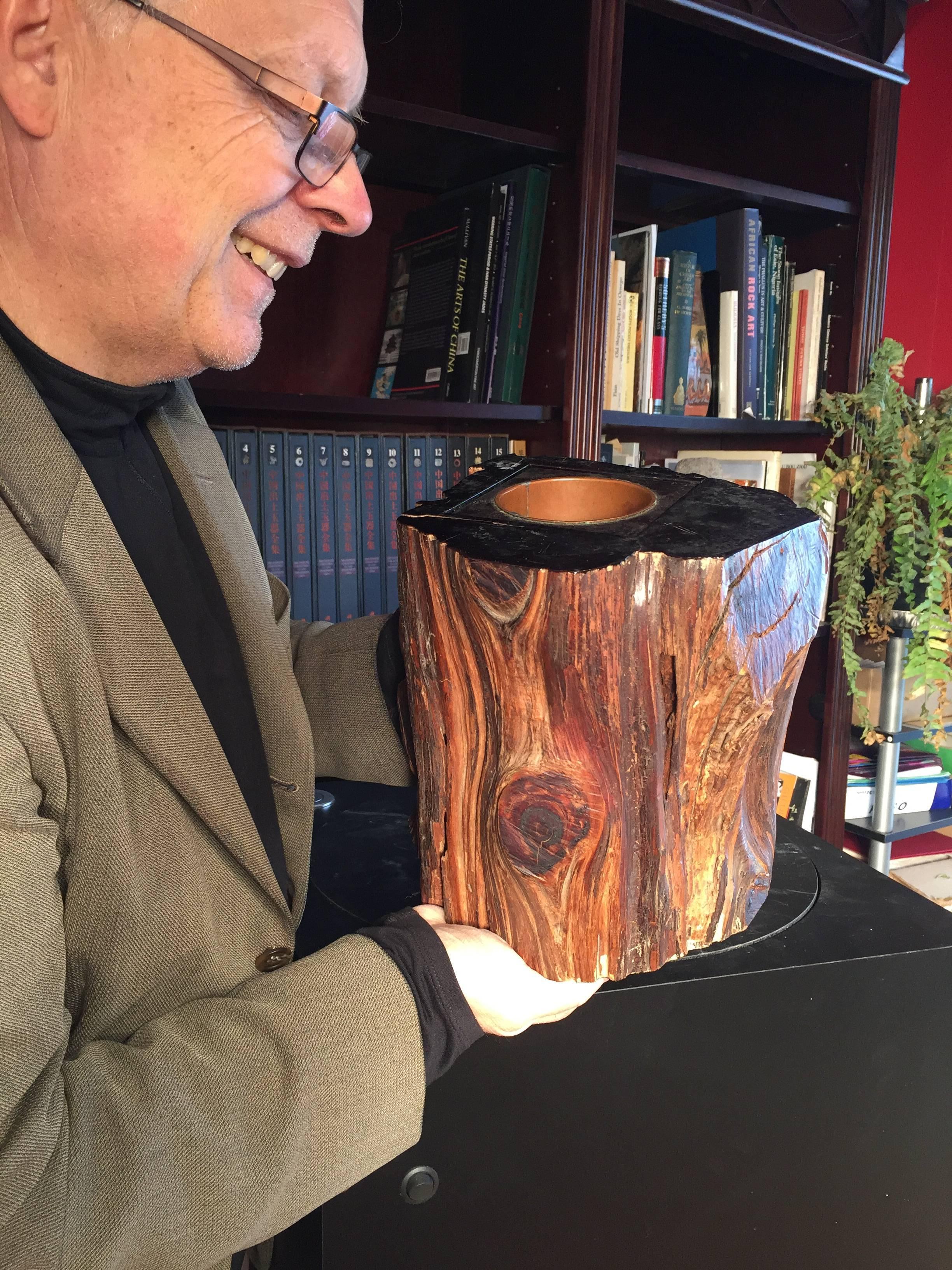 Japan, a fine and early natural tree bark form black lacquered Ikebana vase with copper insert, signed and with tomobako collector box

Period: Meiji period(1868-1912).

Dimensions: 11 inches high and 10 inches diameter.

Superb craftsmanship.