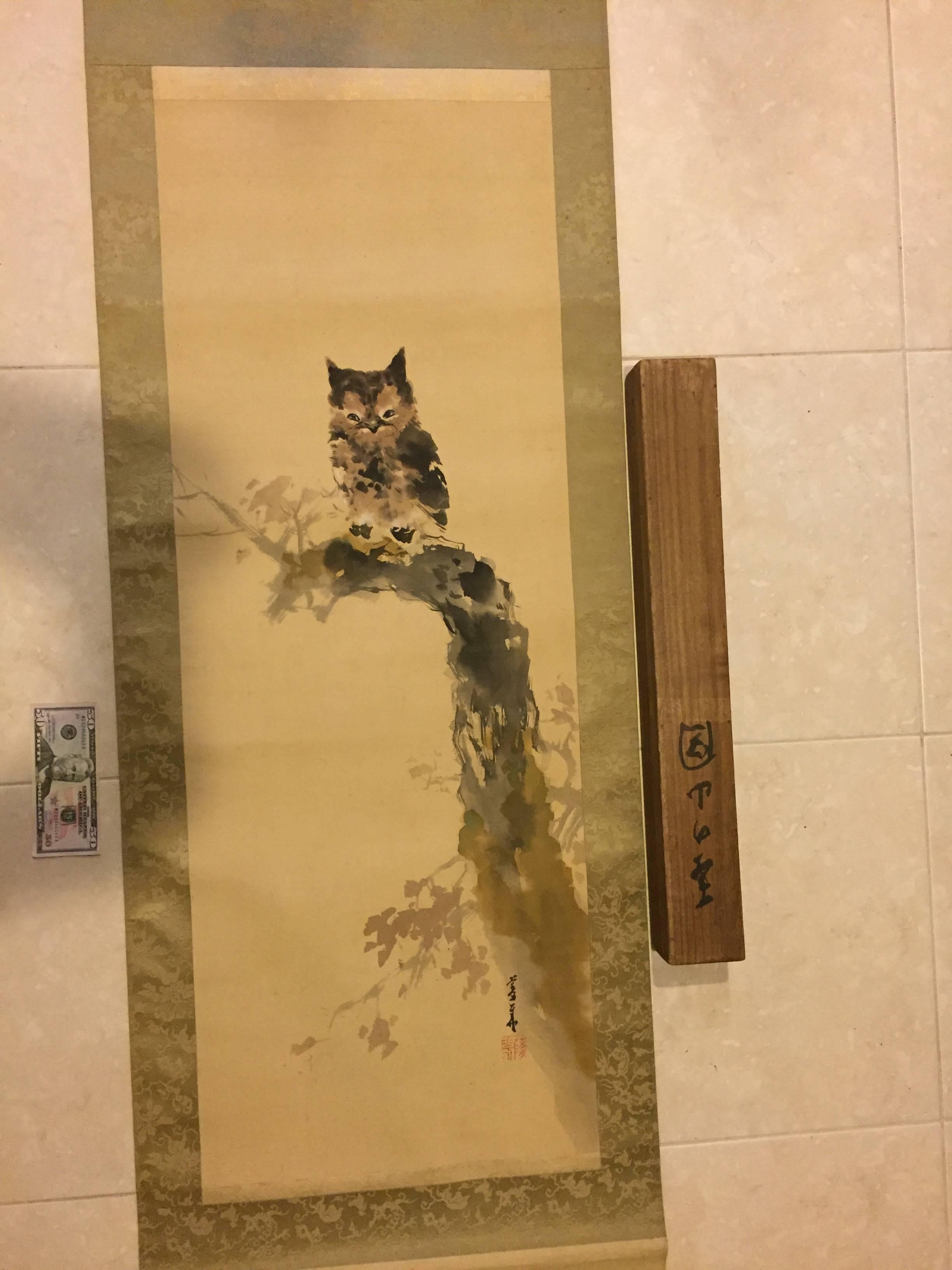 Japan, hand-painted silk scroll of an owl, signed seal of Hashimoto Ryoka, bone rollers, including rare original signed collector box,Showa period 1930s-1940s 

Dimensions: 24 inches wide and 78 inches length.

Rare subject matter, this painting is
