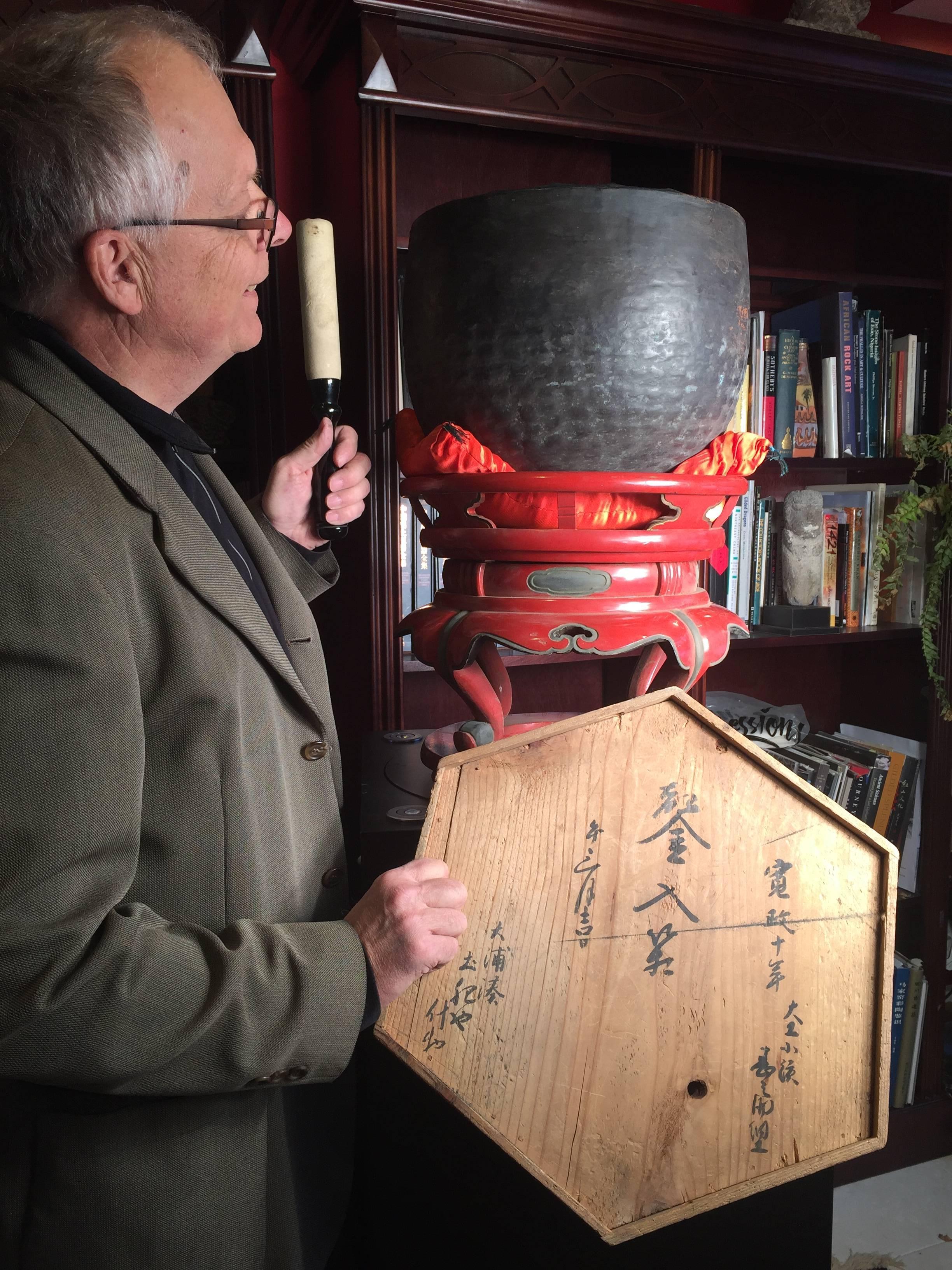 We guarantee that this ancient bell's resonating sound will please you 

This is an extraordinary old and signed set consisting of one hand-hammered bronze temple bell and an antique red lacquered lotus display base.

Each is accompanied by its very