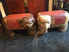 Paire d'antiques japonais sculptés à la main  Bancs de temple éléphant et Shi-Shi 1925
