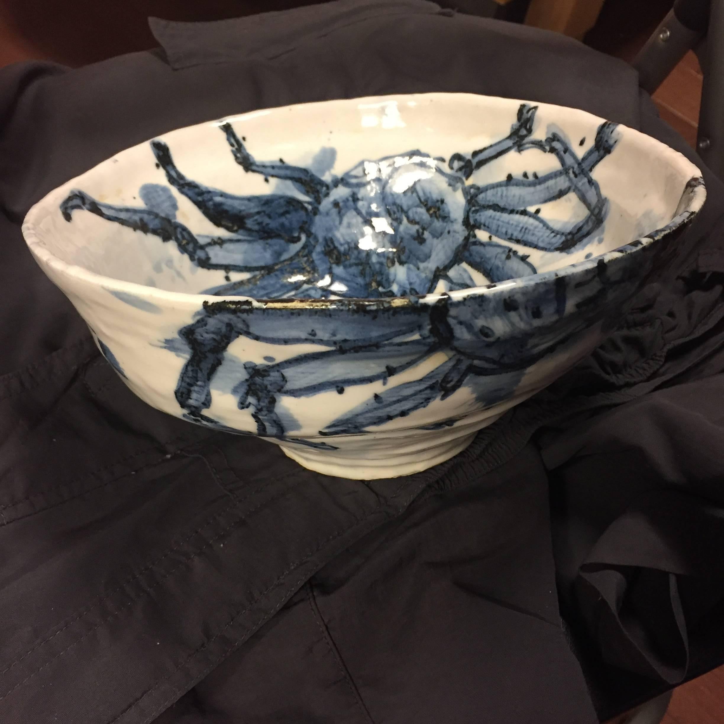 Important Japanese hand-painted and hand glazed blue and white crab bowl signed by noted artisan Kusube Yaichi (1897-1984), middle Showa, 1940-1950

Mint condition.

Dimensions: 10 inches diameter and 6 inches high

History:

Kusube Yaichi
