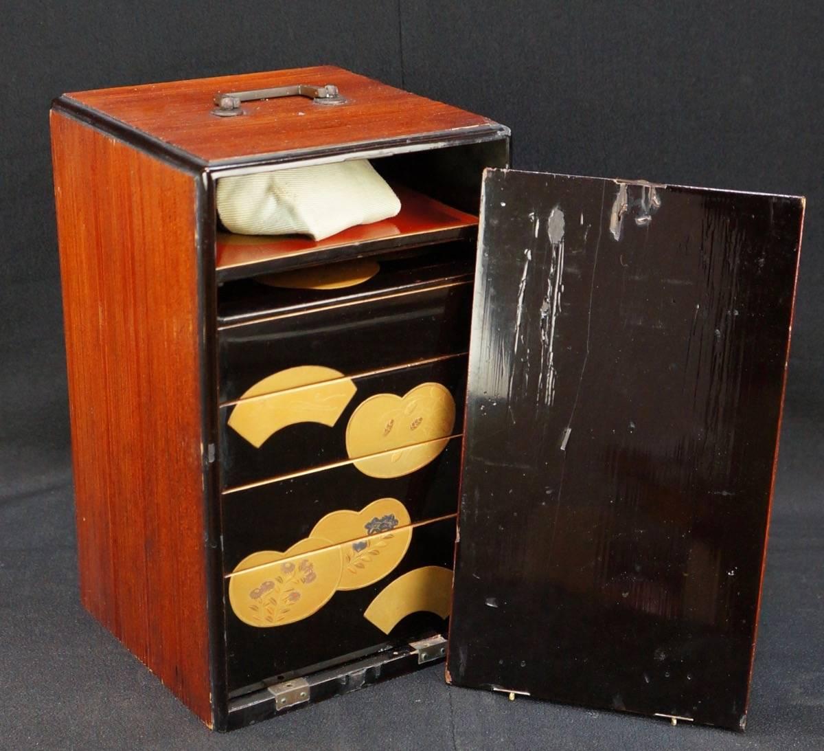 Japanese Fine Antique Hand Lacquered Complete Bento Food Box, Early 20th Century In Good Condition In South Burlington, VT