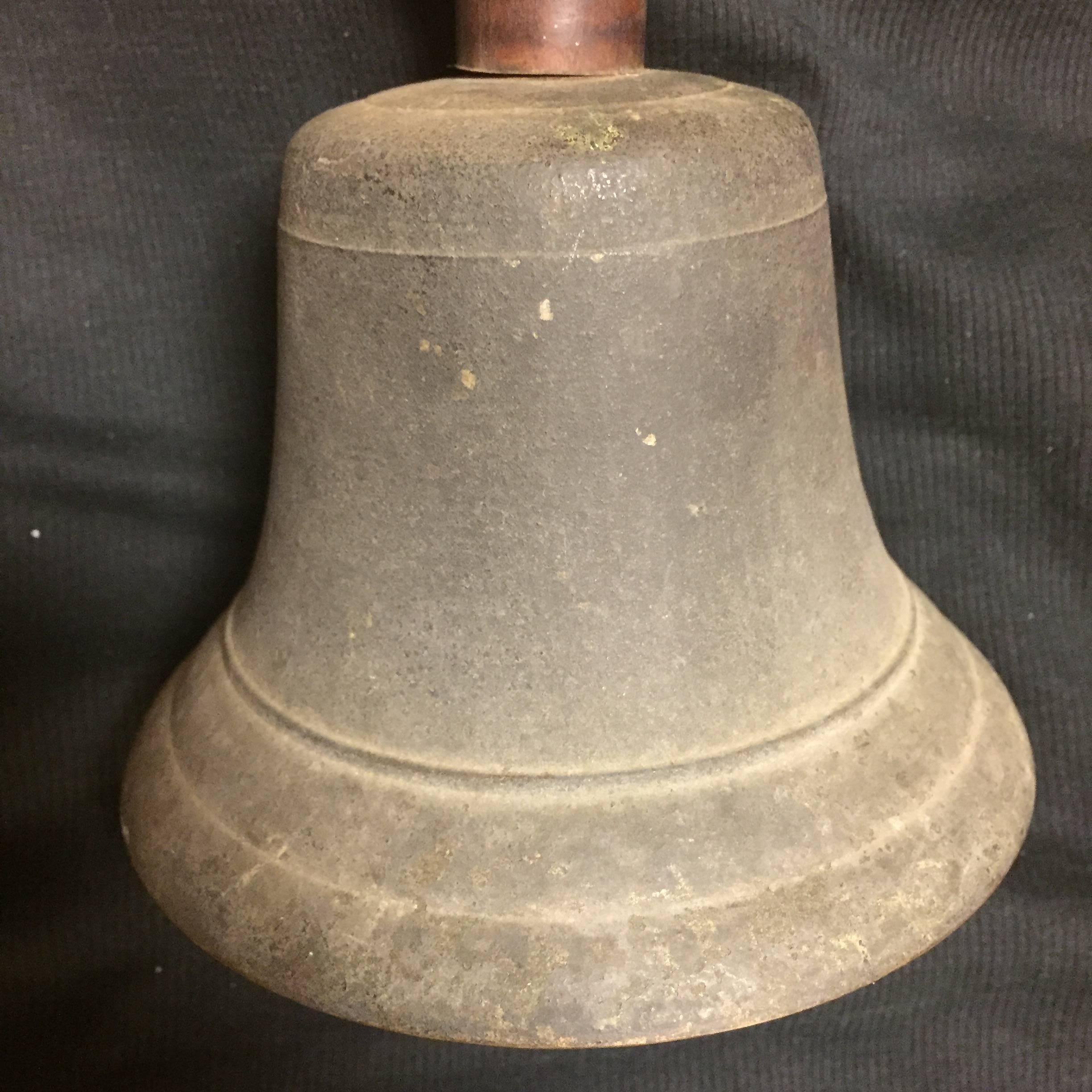Fine Japanese Antique Cast Bronze Hand Bell Rings Beautifully When Struck In Good Condition In South Burlington, VT