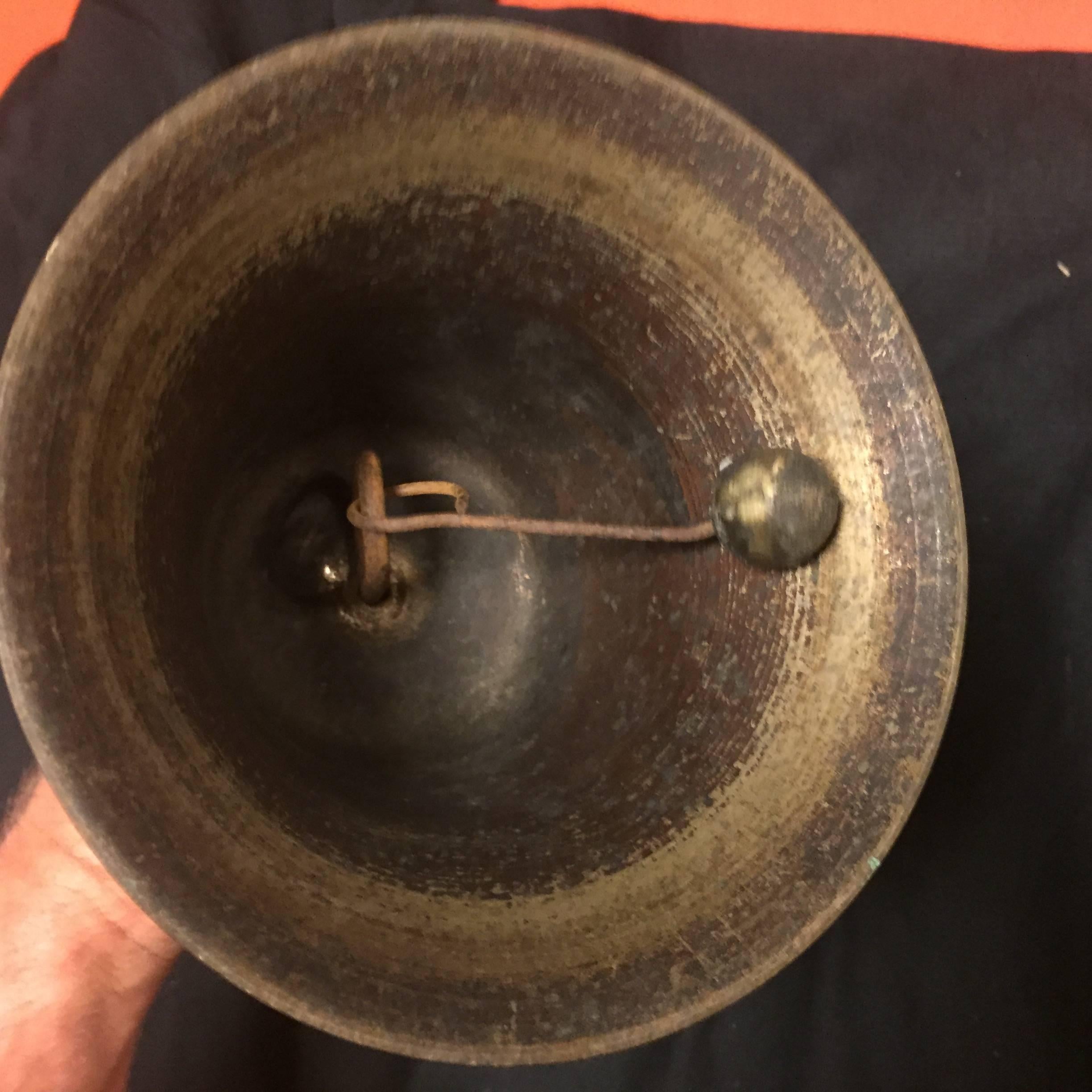 Fine Japanese Antique Cast Bronze Hand Bell Rings Beautifully When Struck 1