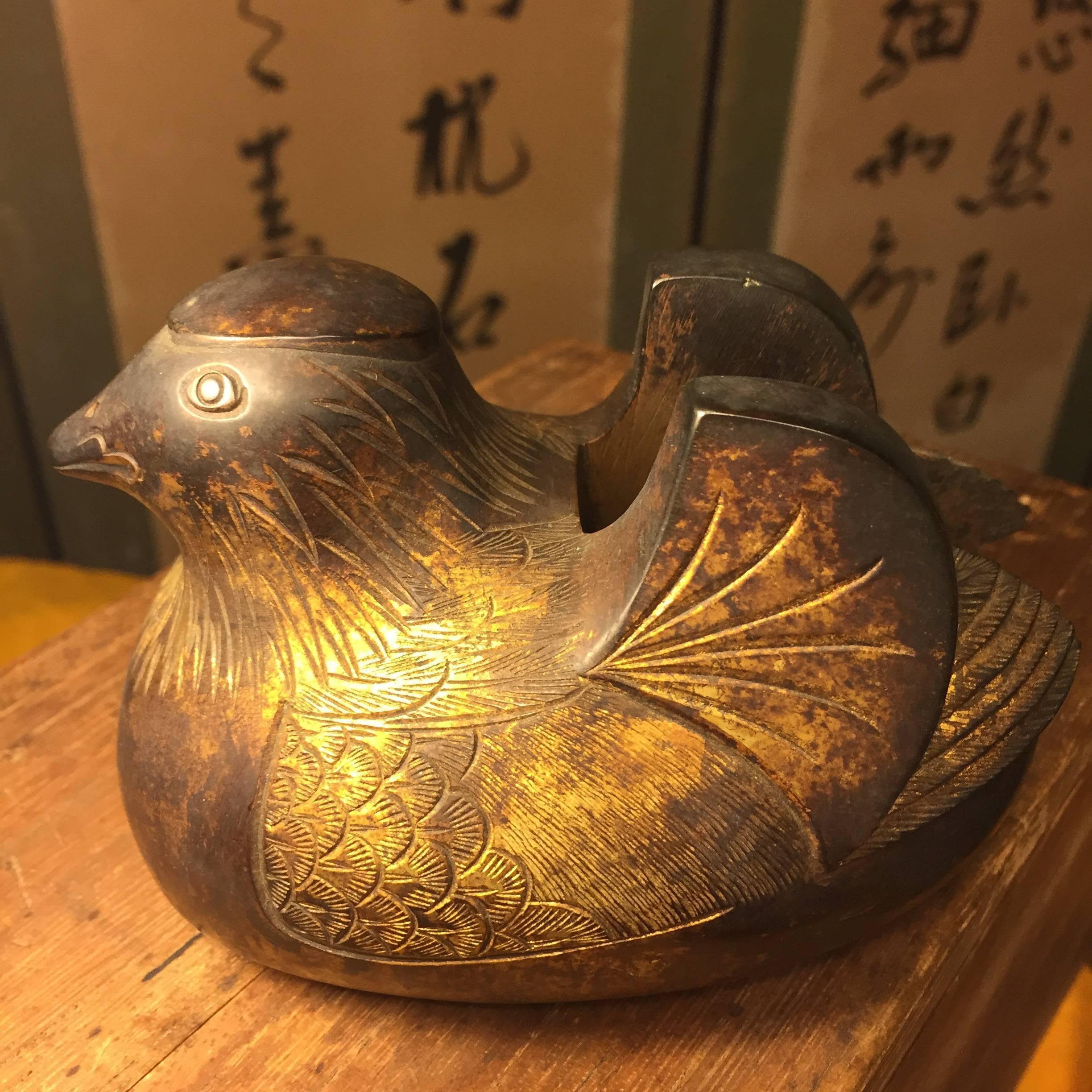 A fine pair of Japanese hand cast gold gilt bronze Mandarin Duck screen holders with highly detailed plumage, late Meiji period 19th century.

An original signed wooden box tomobako is included. 

Each of these two sculptures are in remarkably very