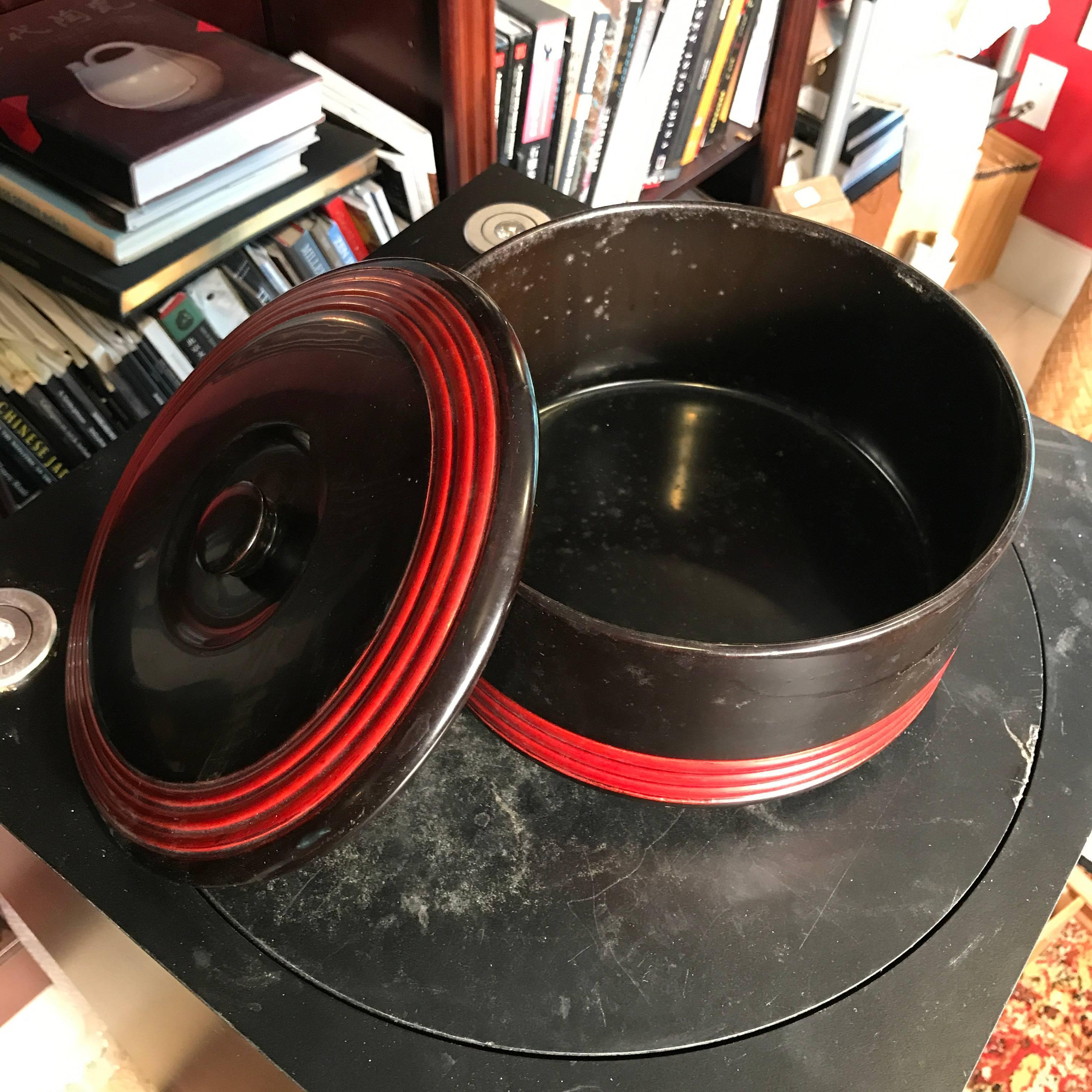 Japanese Stunning Red and Black Lacquer Collector's Box In Good Condition In South Burlington, VT