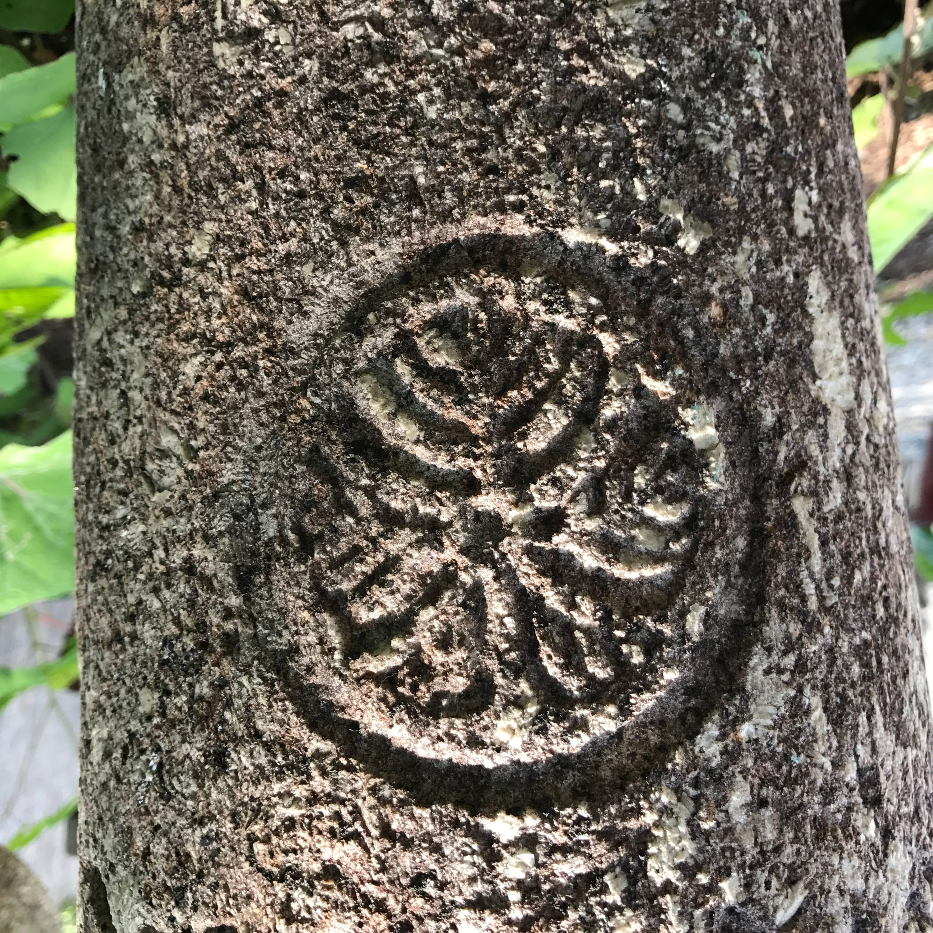 Japanese Antique Commemorative Hand-Carved Stone Memorial with Family Crest In Good Condition In South Burlington, VT