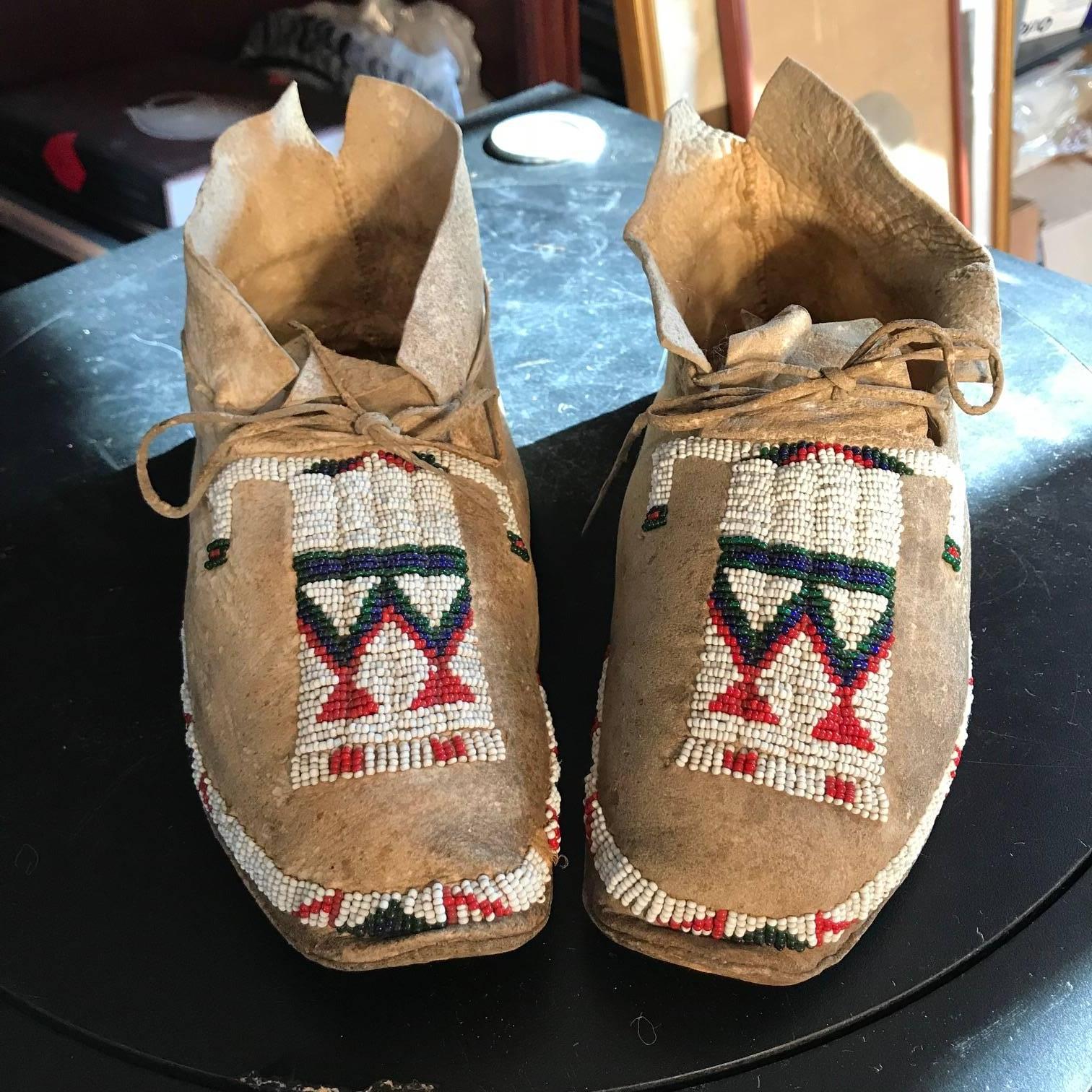 Fine Native American Pair Fully Hand Beaded Moccasins, 19th Century 5
