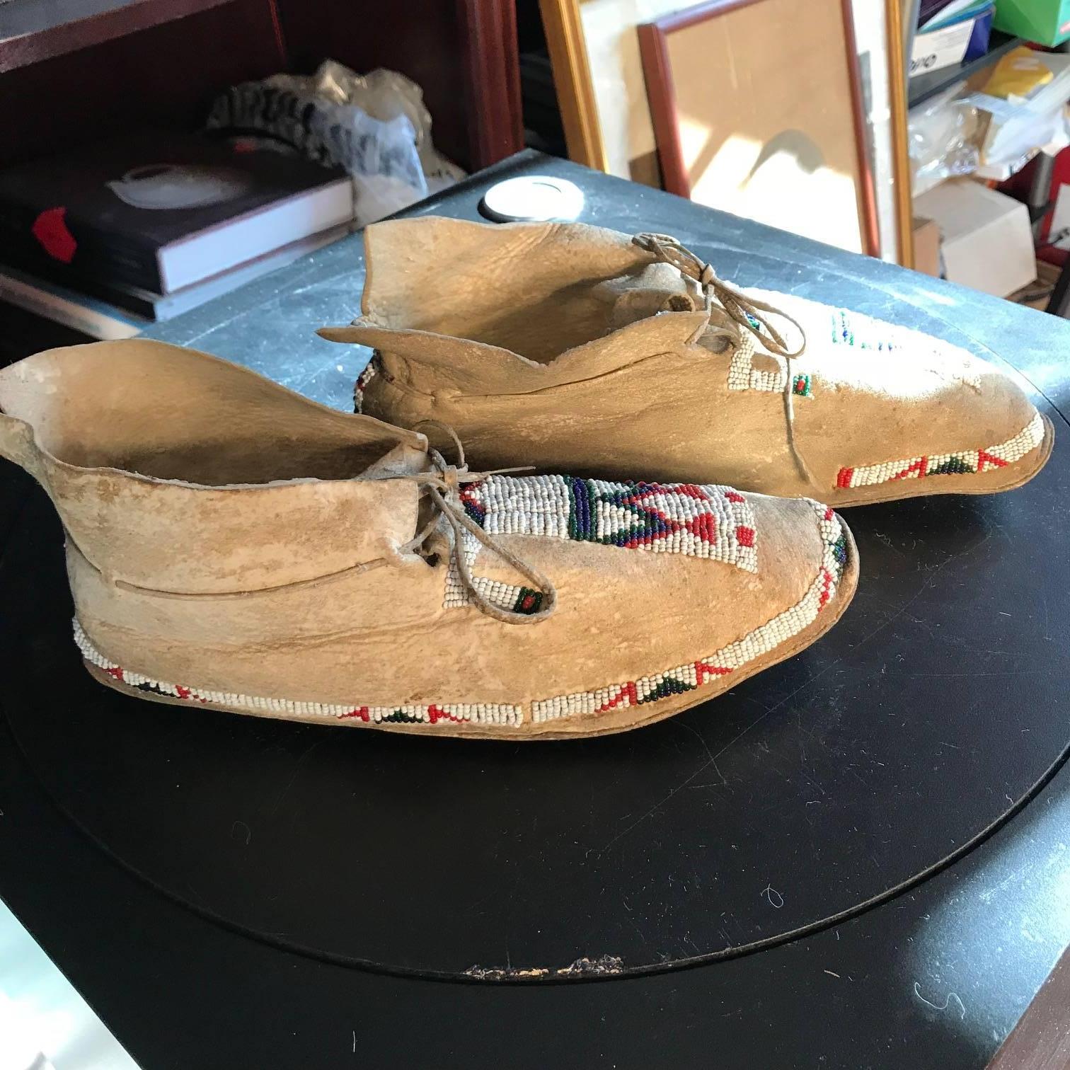 Fine Native American Pair Fully Hand Beaded Moccasins, 19th Century In Good Condition In South Burlington, VT