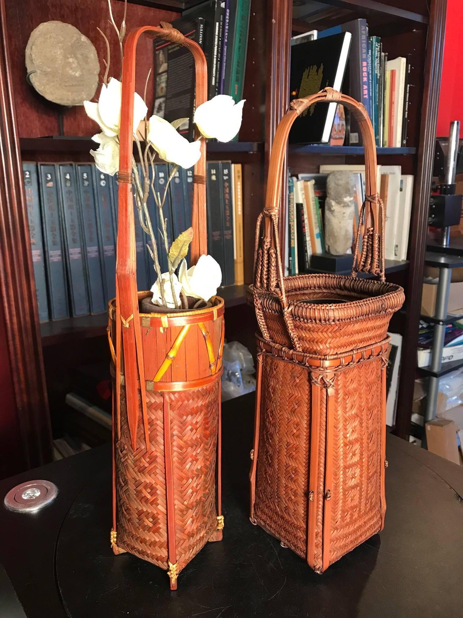 Japan, a stunning old handcrafted and richly lacquered Classic Ikebana pair of bamboo wood vase/vessels, masterfully handcrafted and hand finished in sumptuous orange red glaze colors.

An impressive presentation.

Dimensions: vase is 17 inches