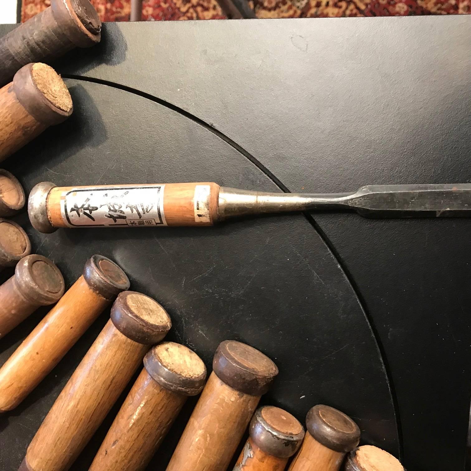 Japanese Artisan's Cache Box of 14 Professional Nomi Carpenter's Carving Tools In Good Condition In South Burlington, VT