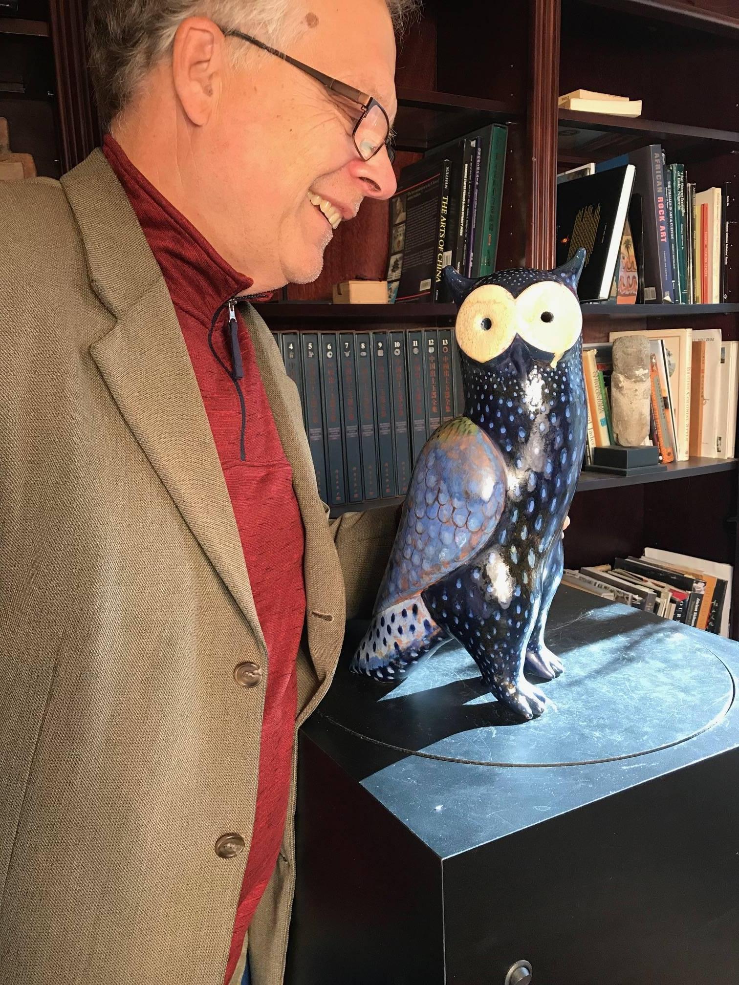This is a wonderful handmade, hand-painted and hand glazed Mid-Century Modern ceramic effigy of an owl by master designer Eva Fritz-Lindner (1933-2017). It was  designed about 1977 by her  at the Karlsruhe Staatliche Majolika Manufaktur where she
