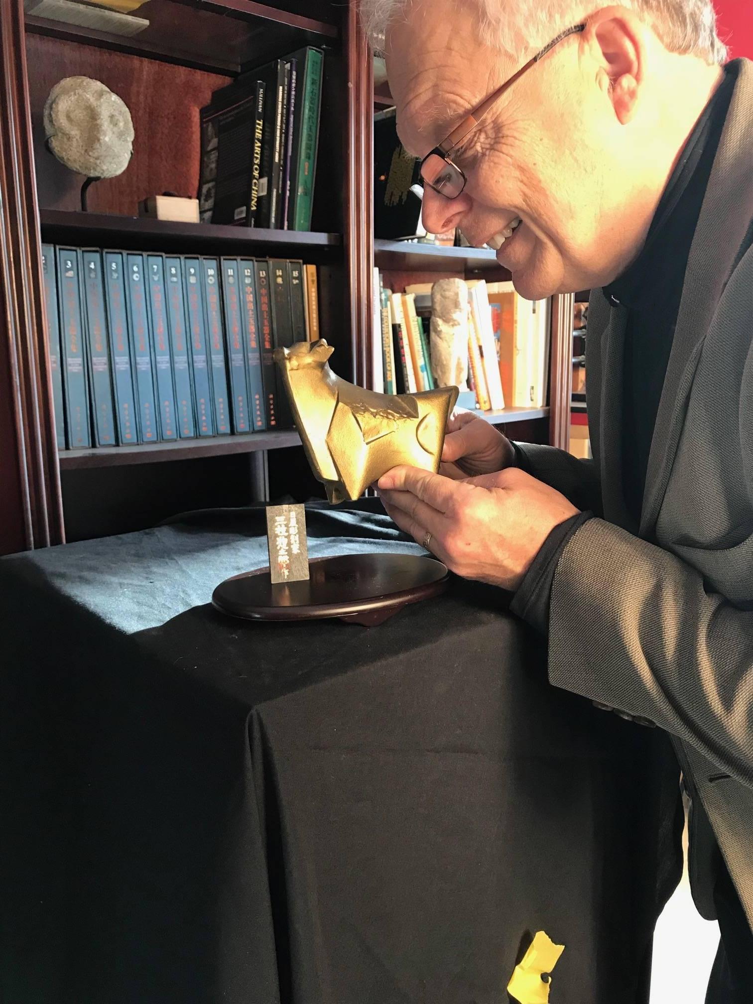 Signed and mint 

Here's a beautiful and unique way to accent your indoor display space with this very unusual treasure from Japan.

This is an attractive solid and finely cast gold gilt effigy of a bison or cow, signed underside. This was sourced
