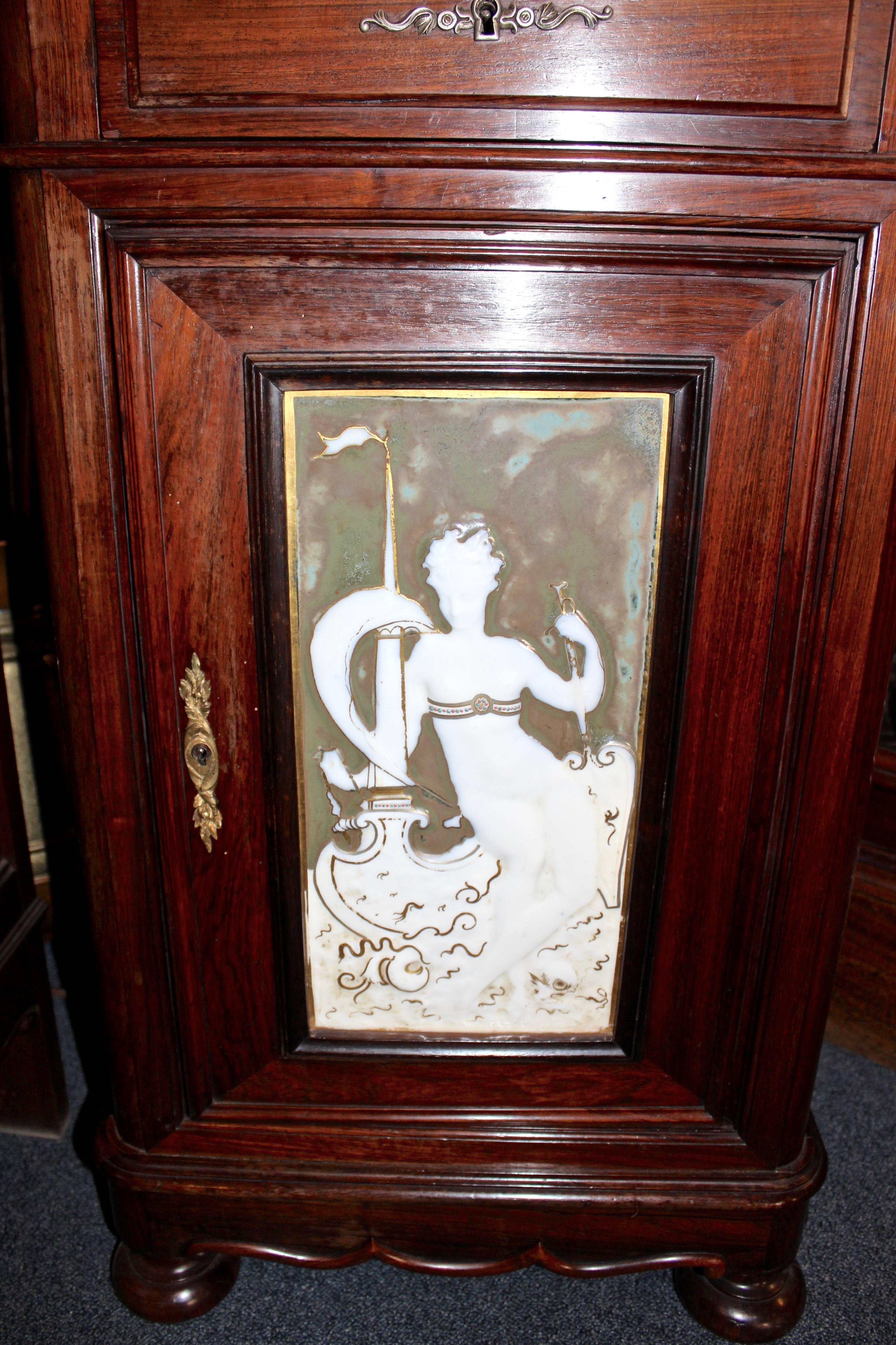 Early 20th Century Music Box in Rosewood Cabinet In Good Condition For Sale In Santa Ana, CA