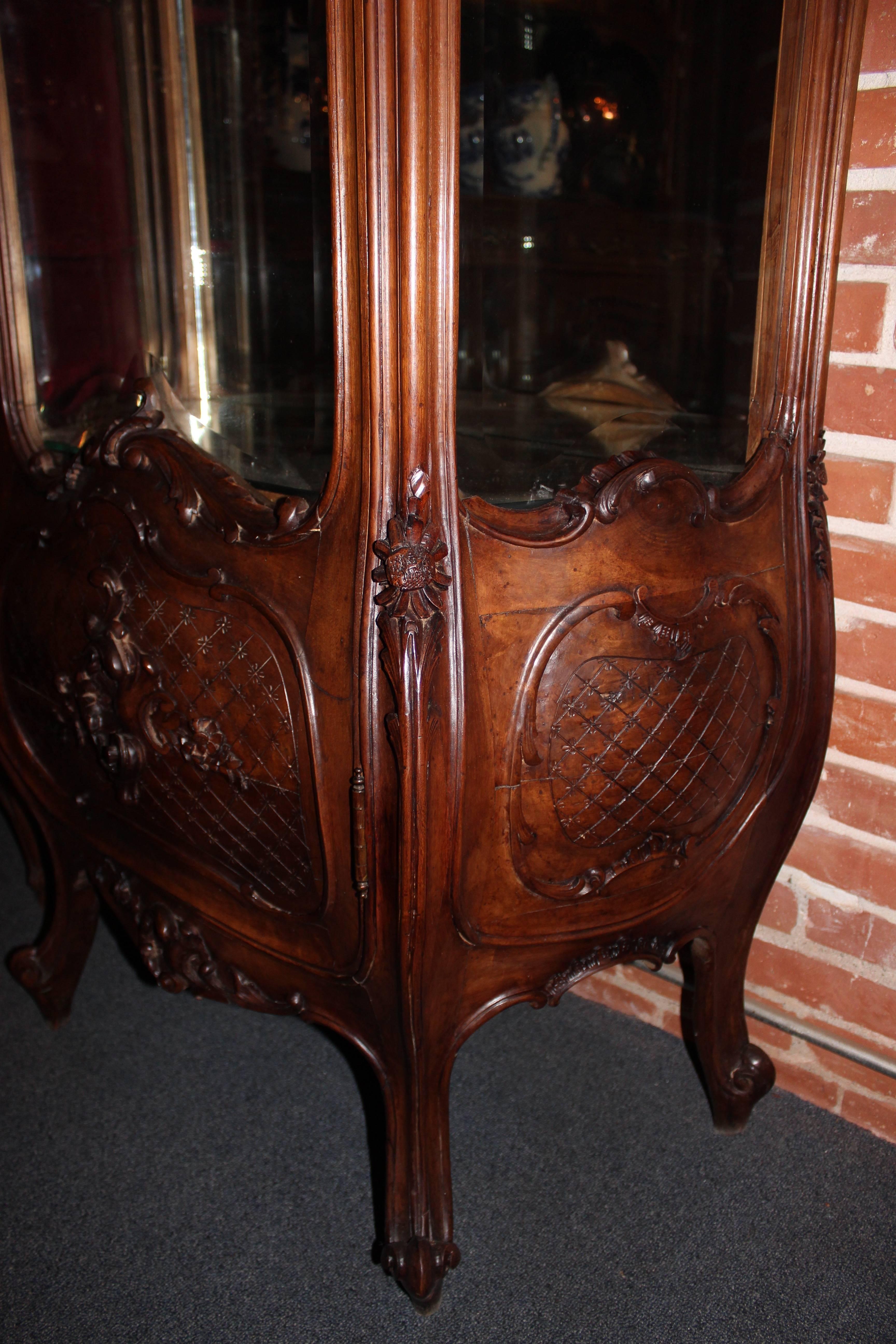 20th Century Louis XV Style French Vitrine In Good Condition In Santa Ana, CA