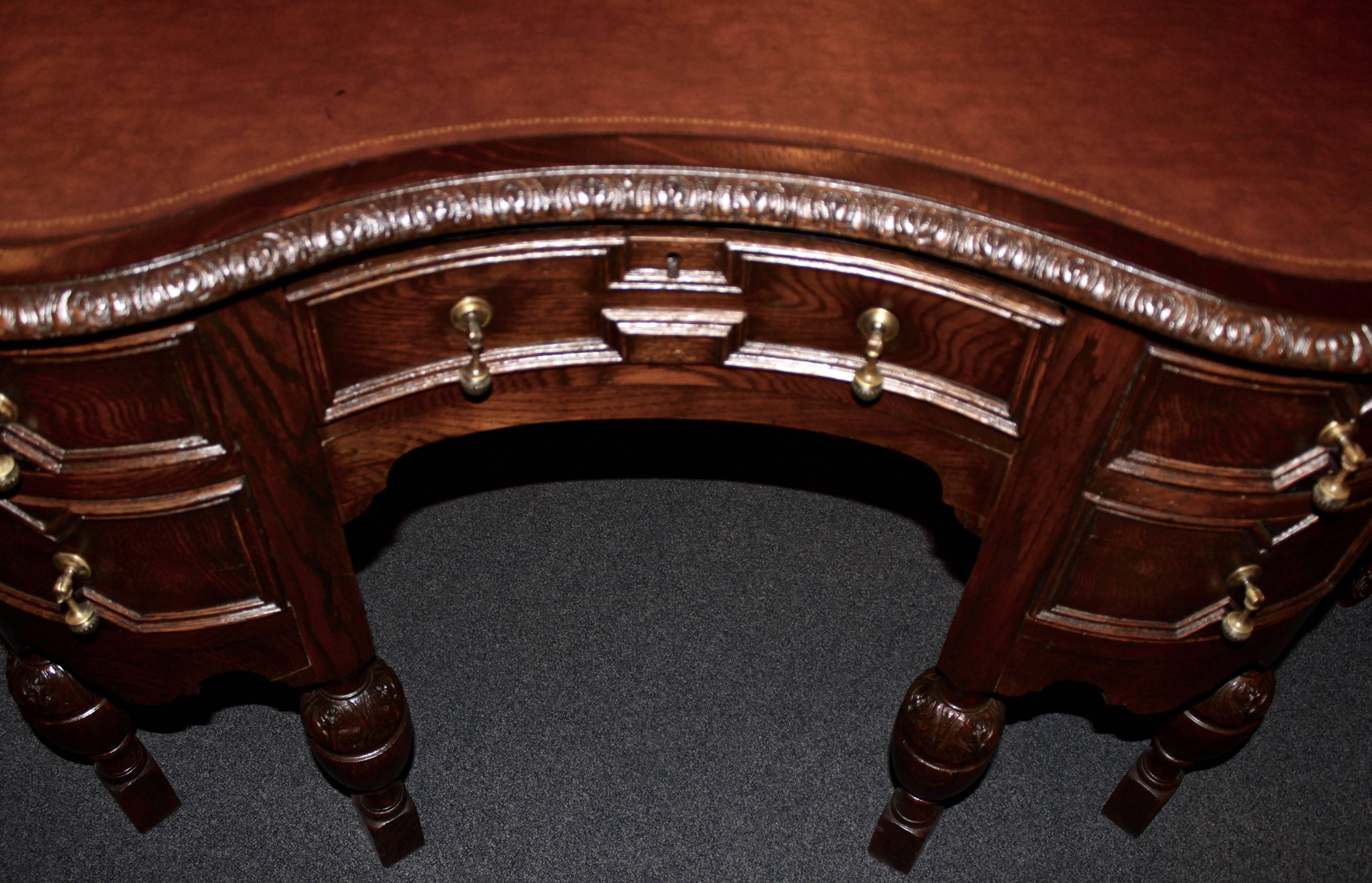 Early 20th Century English Jacobean Kidney Desk In Good Condition For Sale In Santa Ana, CA