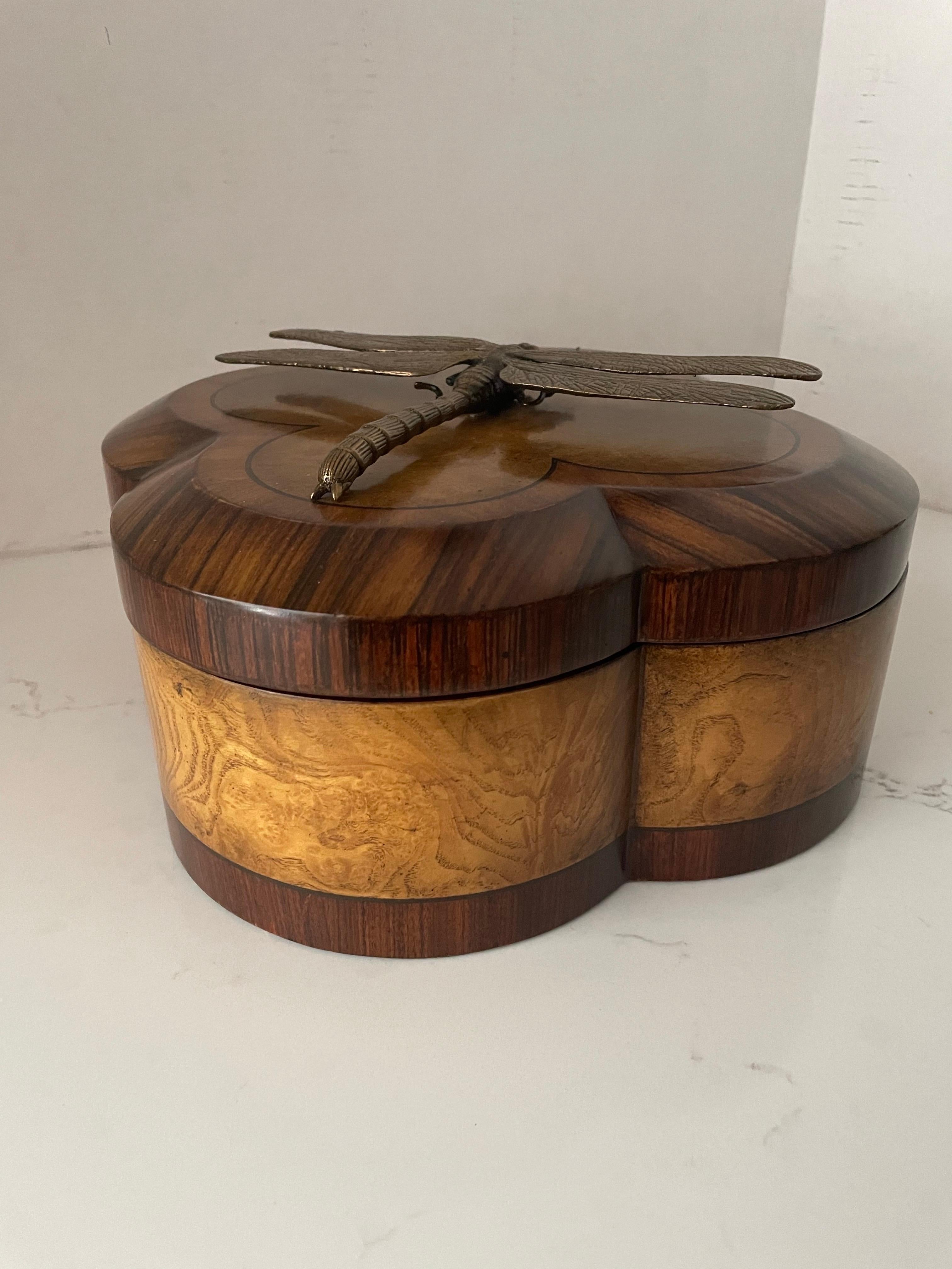 Caja hexagonal con bisagras teseladas de piedra blanca Maitland Smith. en venta 6