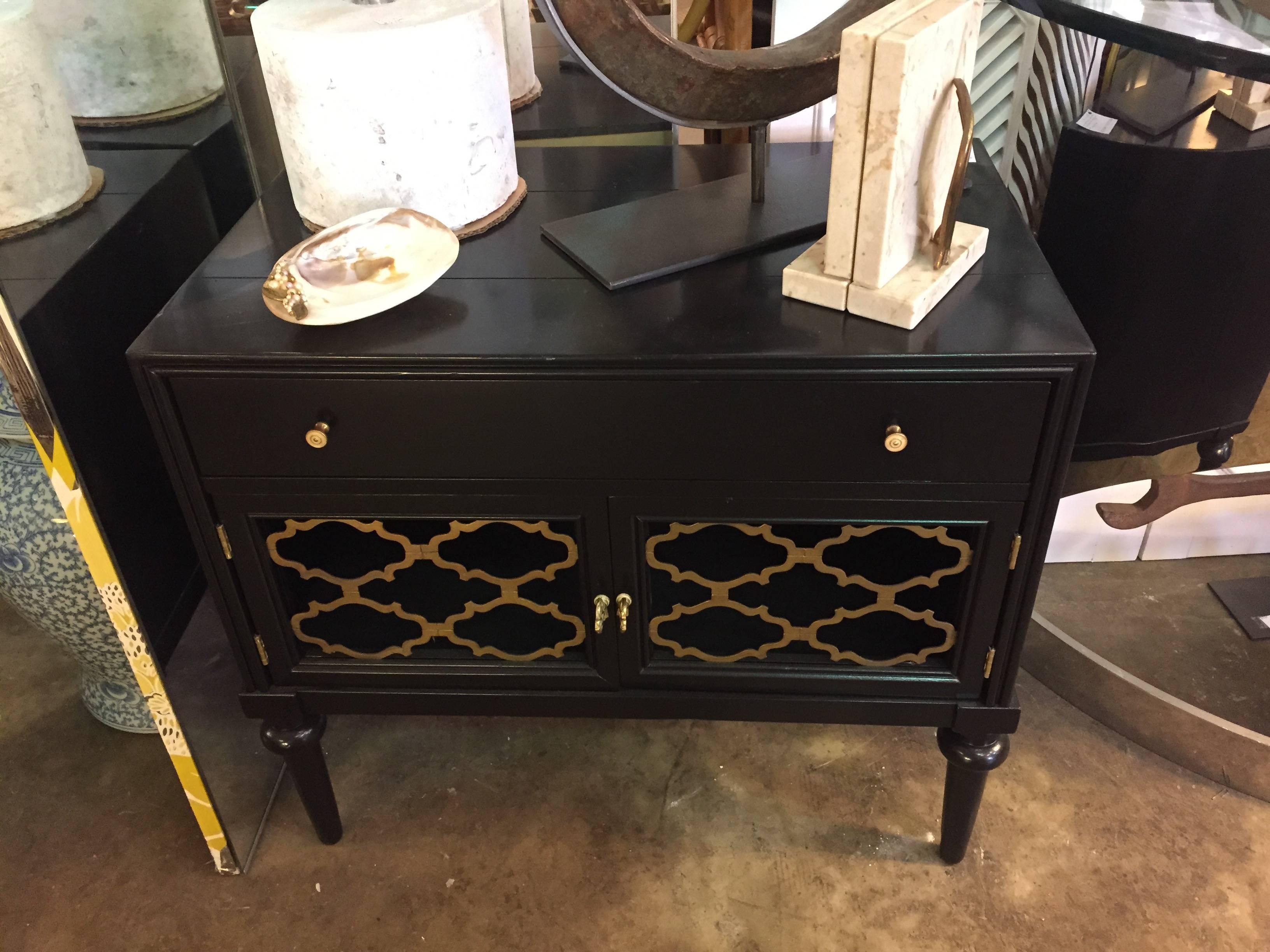 Pair of Mid-20th Century night chests. In Excellent Condition In Chicago, IL