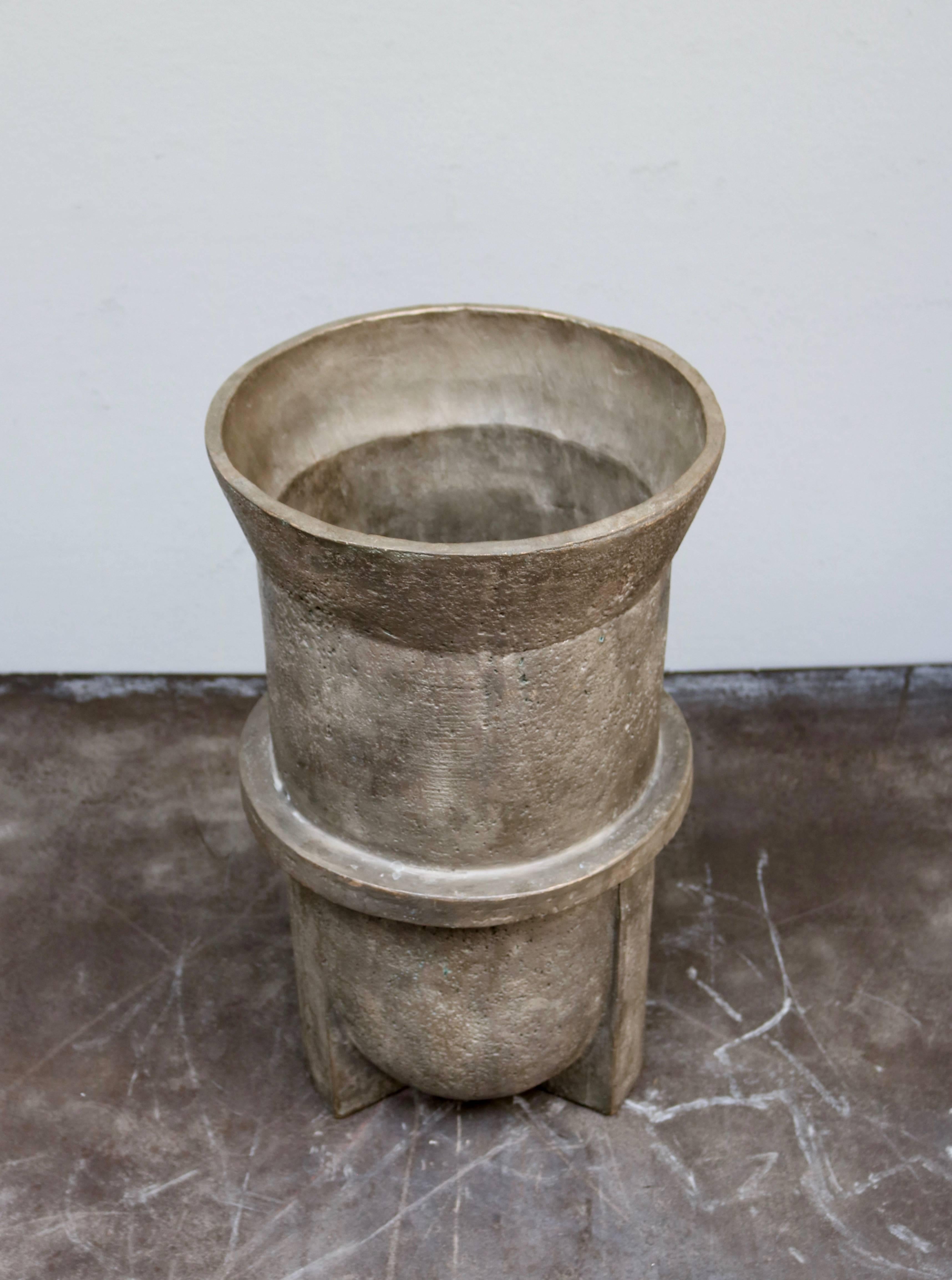 Beautiful unlimited urn by Rick Owens' home collection. The urn is made in bronze with bronze finish.