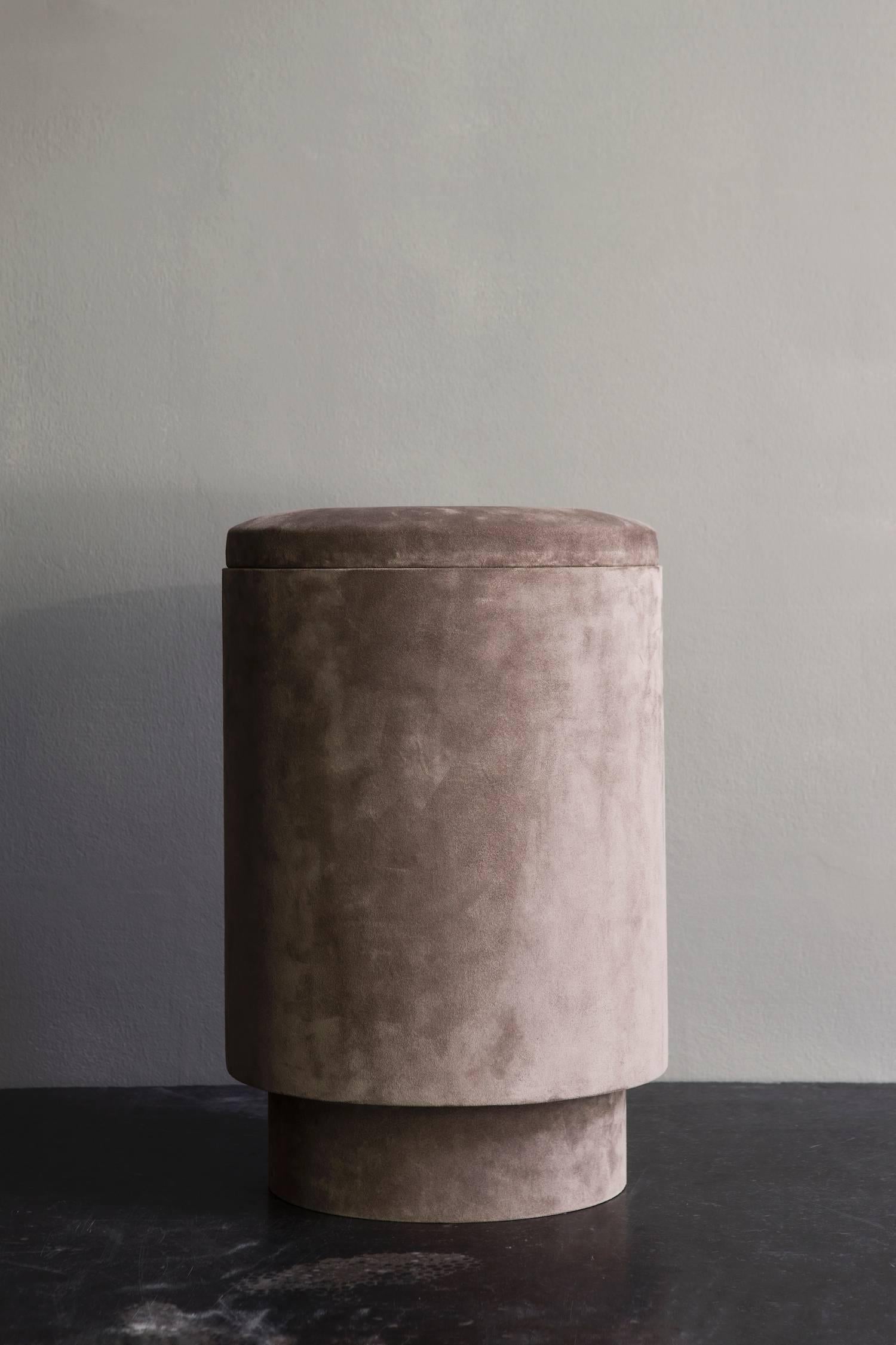 Pouf with storage space covered in the most beautiful suede in the color dusty powder. Covered in black suede inside.