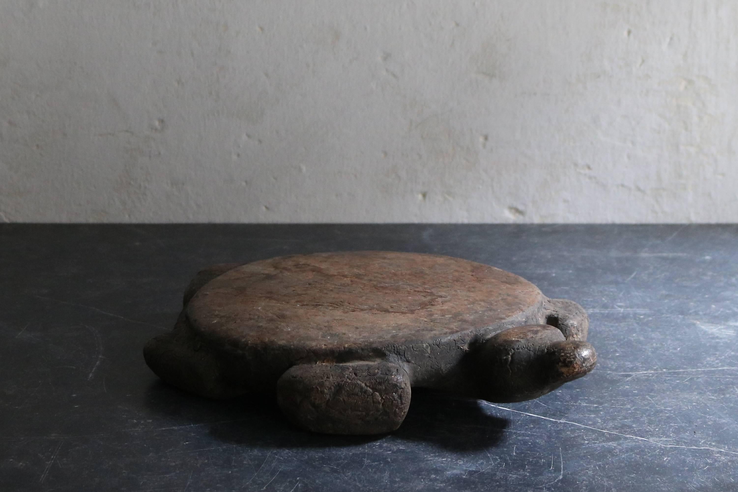 Rare wooden 'turtle' chapati board from the 18th century.
Please note - this item will be shipped from our New York City studio.