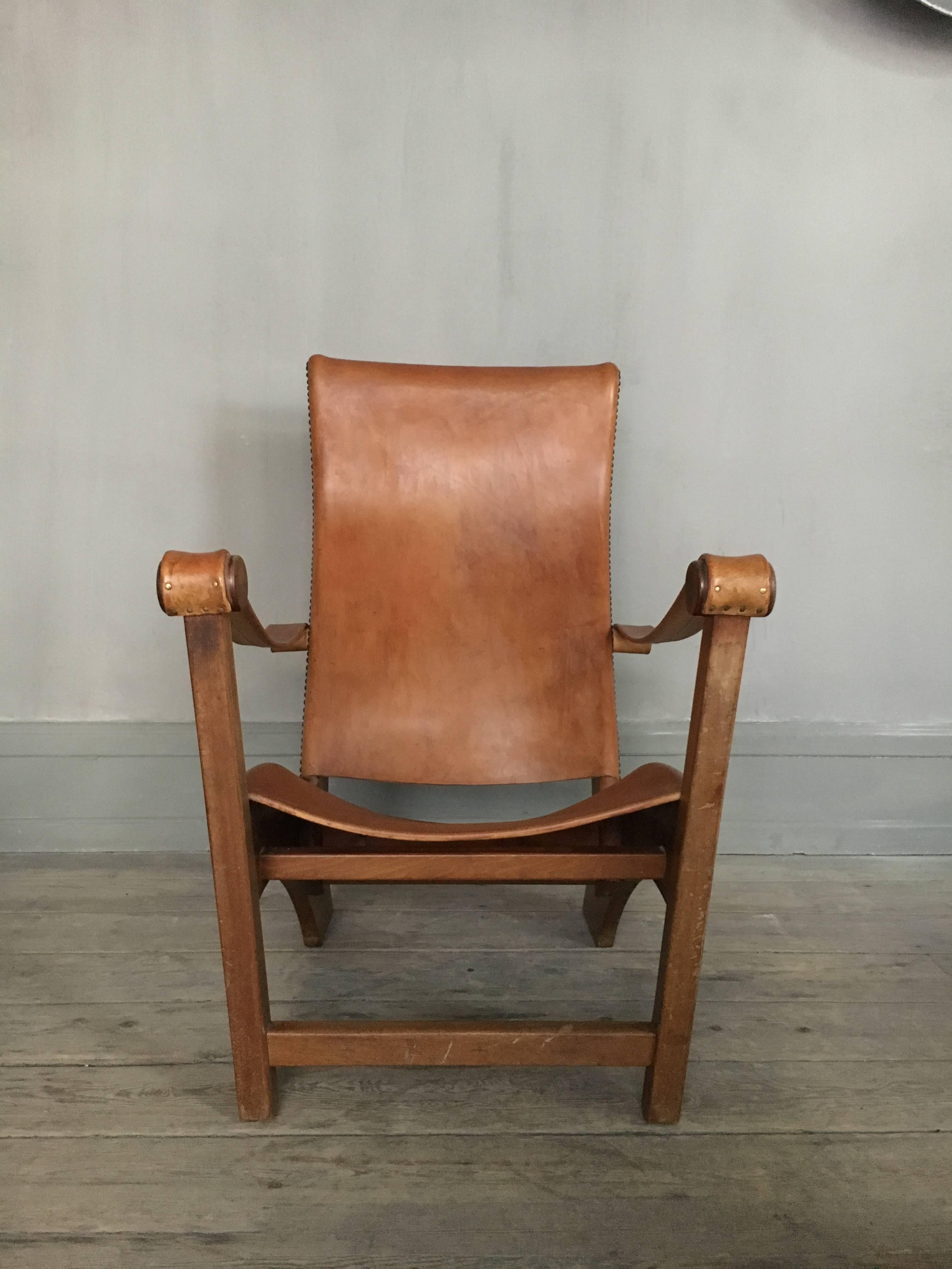 Iconic and rare Danish lounge chair from the 1930s designed by Mogens Voltelen and produced by master cabinetmaker Niels Vodder.
The chair is called the Copenhagen chair; 'Københavner-stolen'. Made of oak, seat, armrests and back mounted with