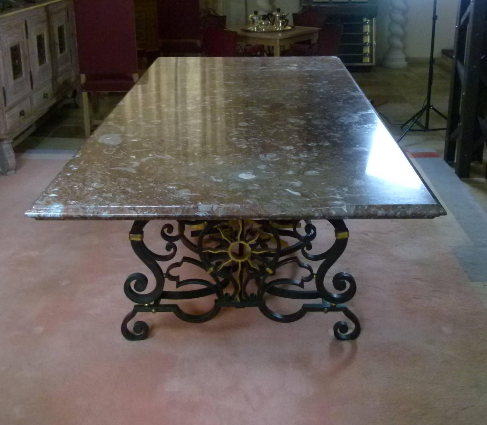Large table made of a rectangular top in red marble of Belgium of 70 mm of thickness with a beak of corbin, resting on a forged and beaten iron frame. Work done with hot hammering without any welds entirely mounted with screws.
Metal patina and