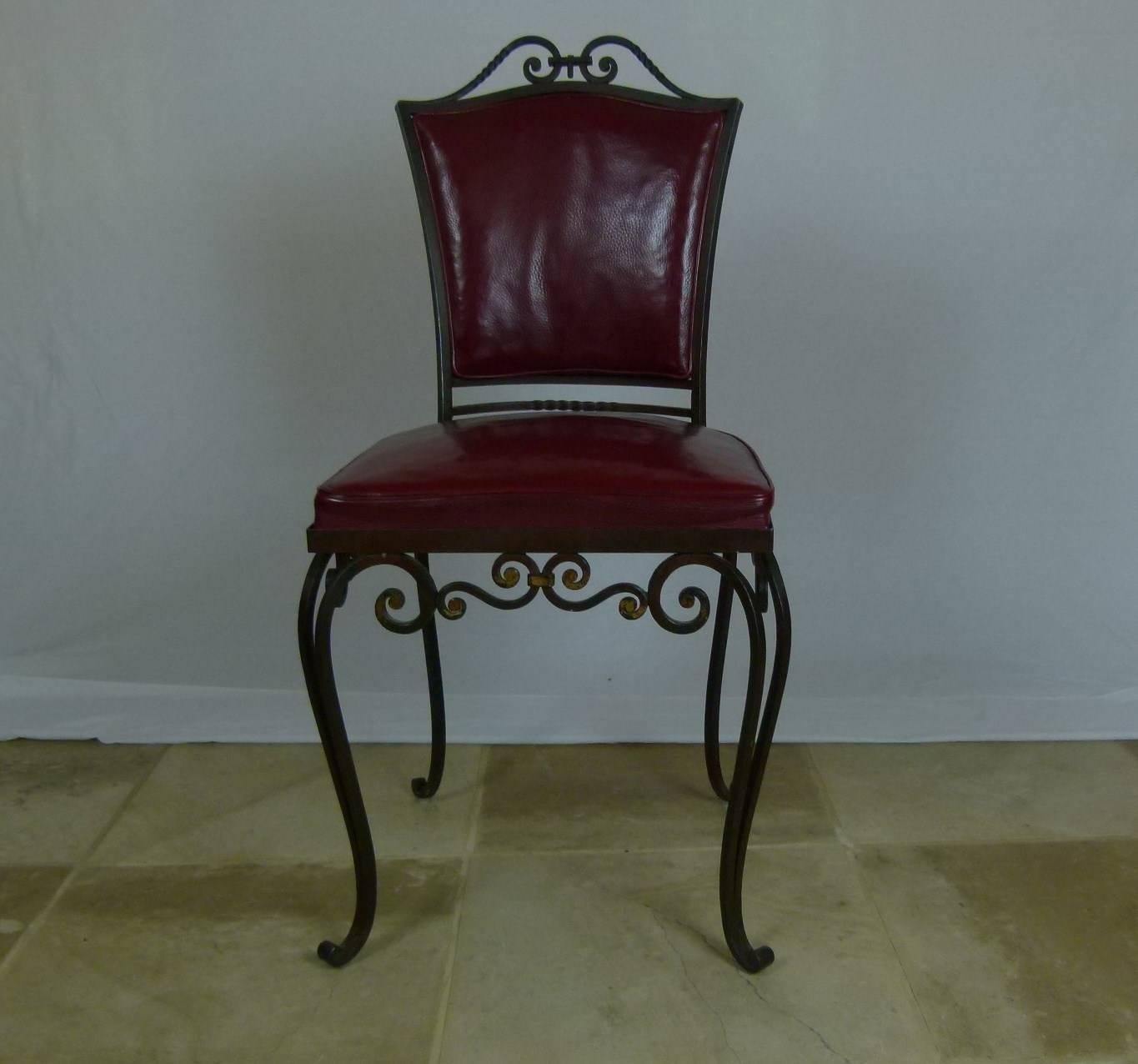 Set of four armchairs and two table chairs in wrought iron and leather, consisting of a wrought iron and hammered frame made without any welding. Patina of origin.
Upholstered seats in new dark red leather.
Jean Charles Moreux's 1935 French work