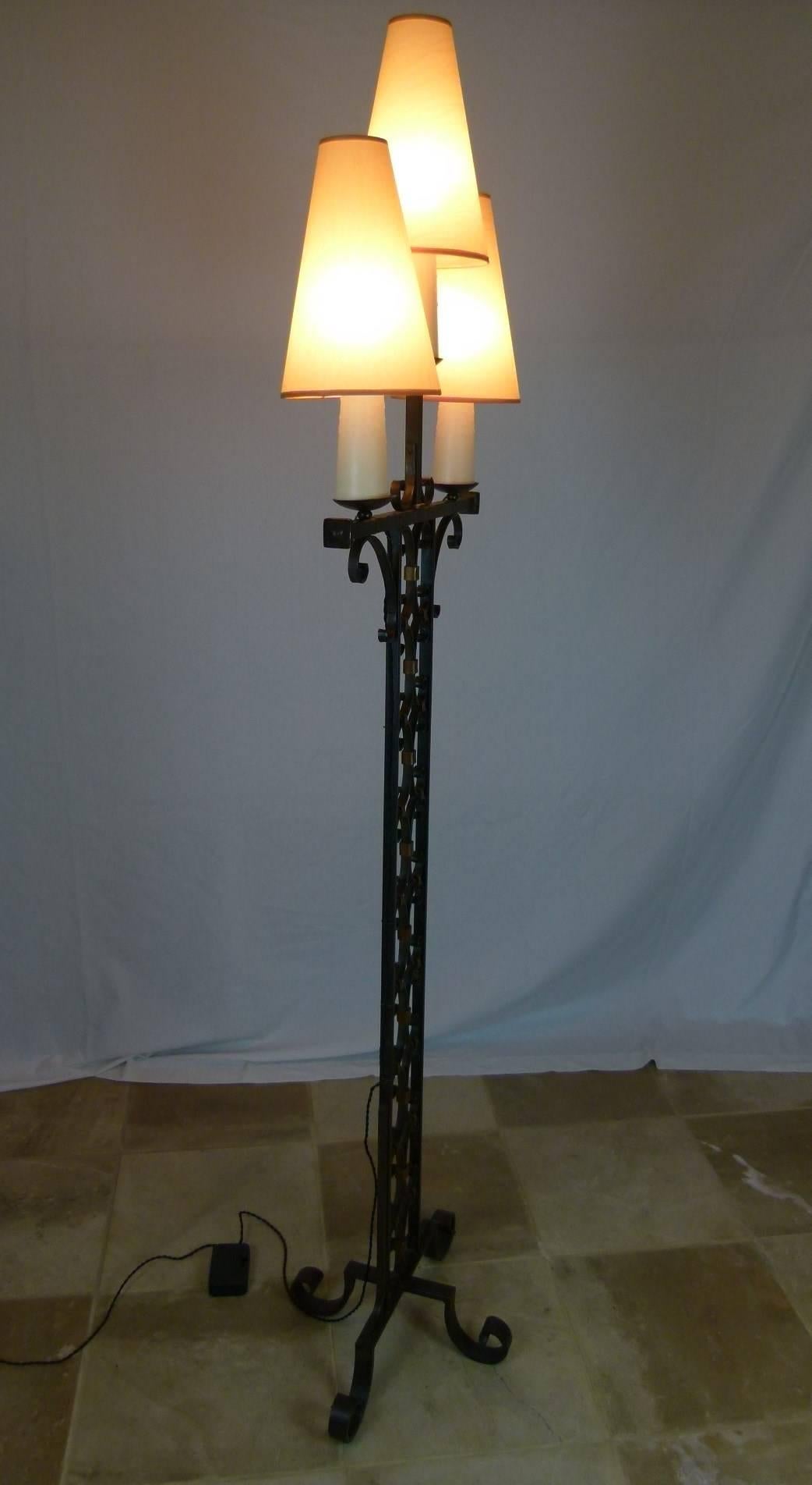 Hammered wrought iron floor lamp, composed of a central wrought iron trunk mounted on a forged iron foot with four volutes.
Patina entirely of origin.
Lighting redone and paper lampshade redone according to the original model.
French ironwork,