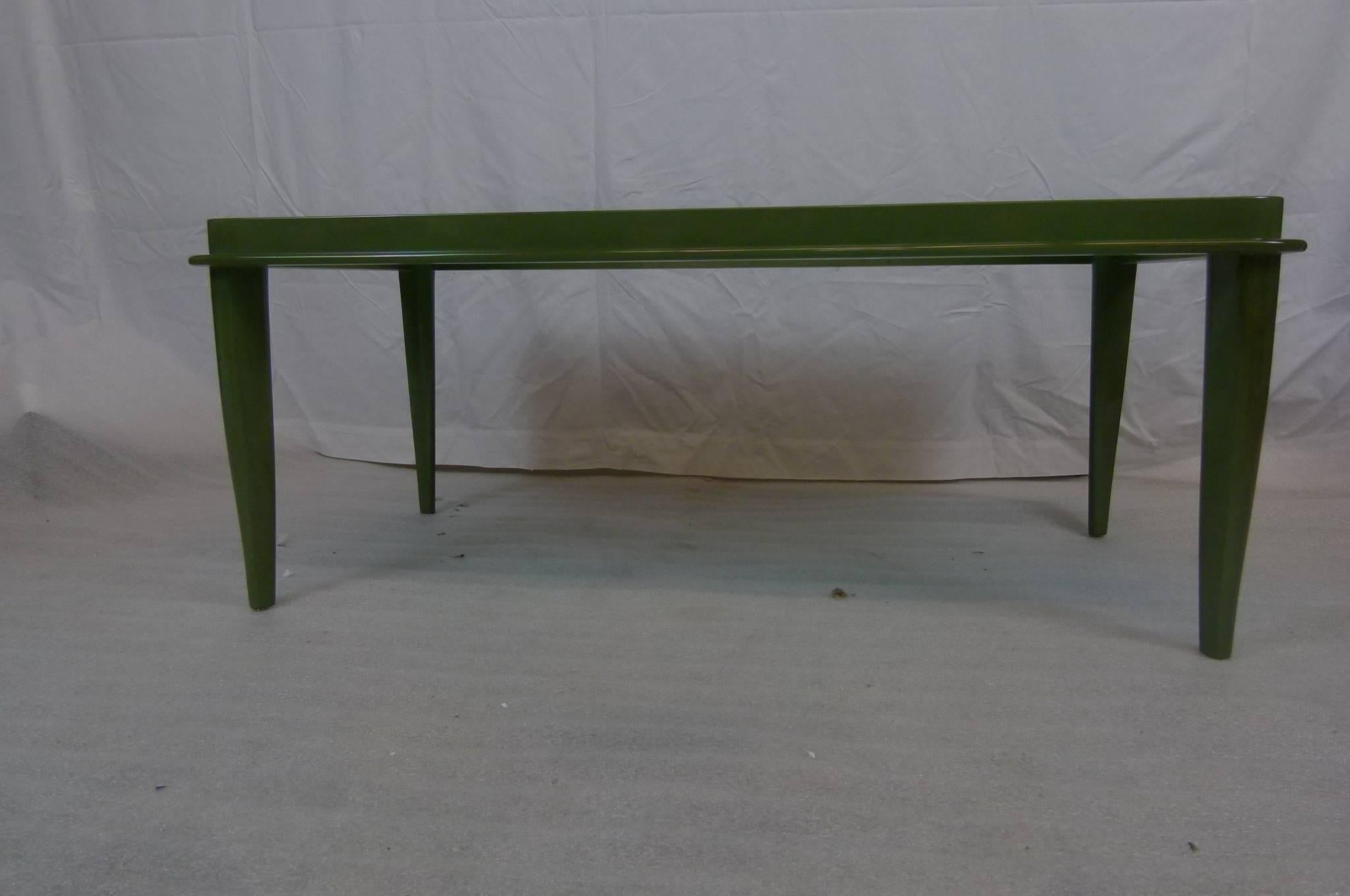 Coffee table, consisting of a rectangular tray in green lacquer, resting on four saber feet.
The periphery of the tray is set with a lacquered wooden stick.
This table has been completely restored as well as the lacquer.
1930s French Art Deco