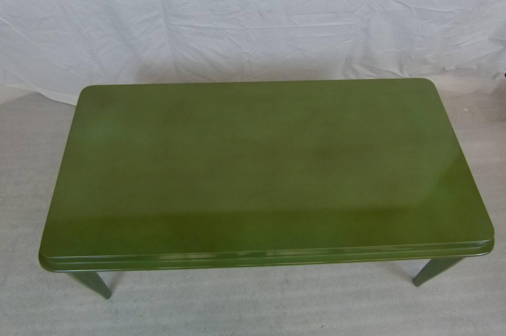 Mid-20th Century Art Deco Table in Green Lacquer