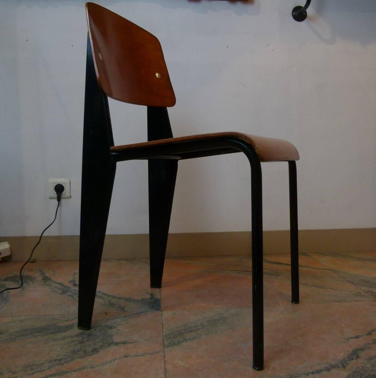 Metropole 305 chair called standard, seat and back in thermoformed beech wood, on a black lacquered folded metal base.
Provenance social security building.
French work of Jean Prouvé, circa 1950.
Model Metropole 305 called Standard.
Good