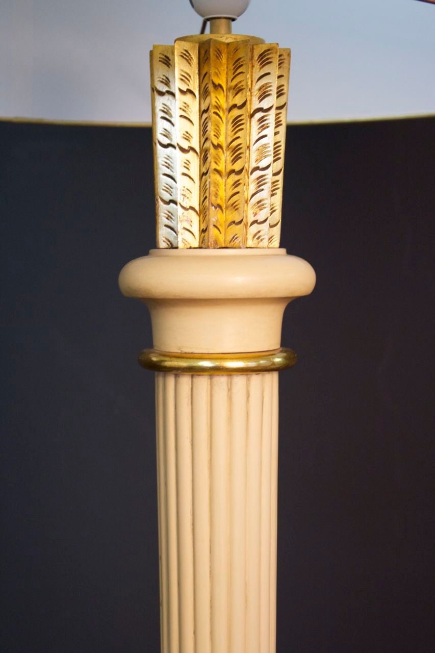 Art Deco 1930-1940 floor lamp. Consists of a cream lacquered wood tapered fluted trunk resting on a round base. The feet end has a golden leaf finish. Lampshade has been redone according to the original.
 
This floor lamp comes from a set of home