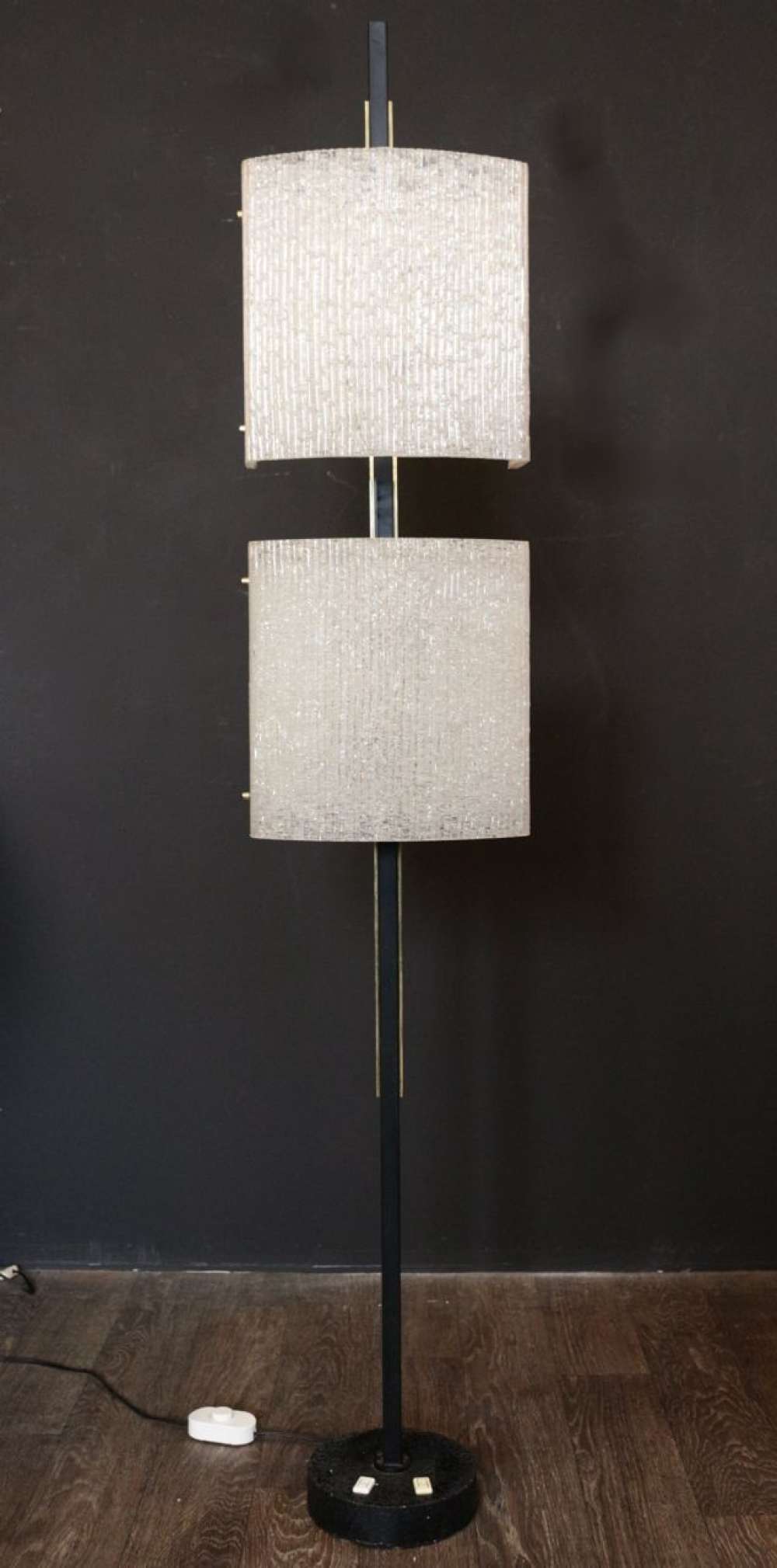 1960s floor lamp by Maison Arlus. Composed of two frosted plastic tiles held by a black lacquered metal rod with sides inlayed in two brass wands enhancing the design. Round base with two independent switchers. One for each light.

Very good