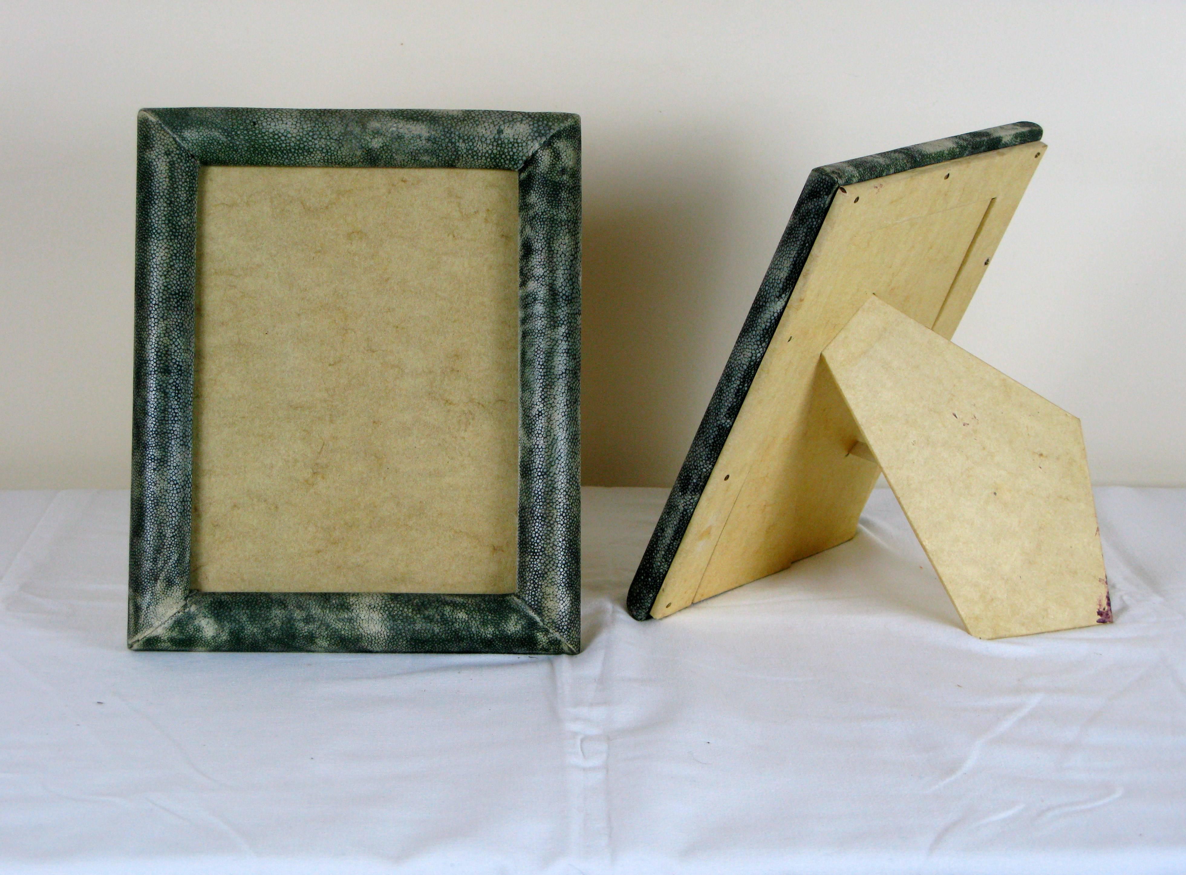 Pair of photo frames with glass.
The frame is covered with gray green stingray.
Art Deco period (1930-1939) and perfect original condition.
French Art Deco work.