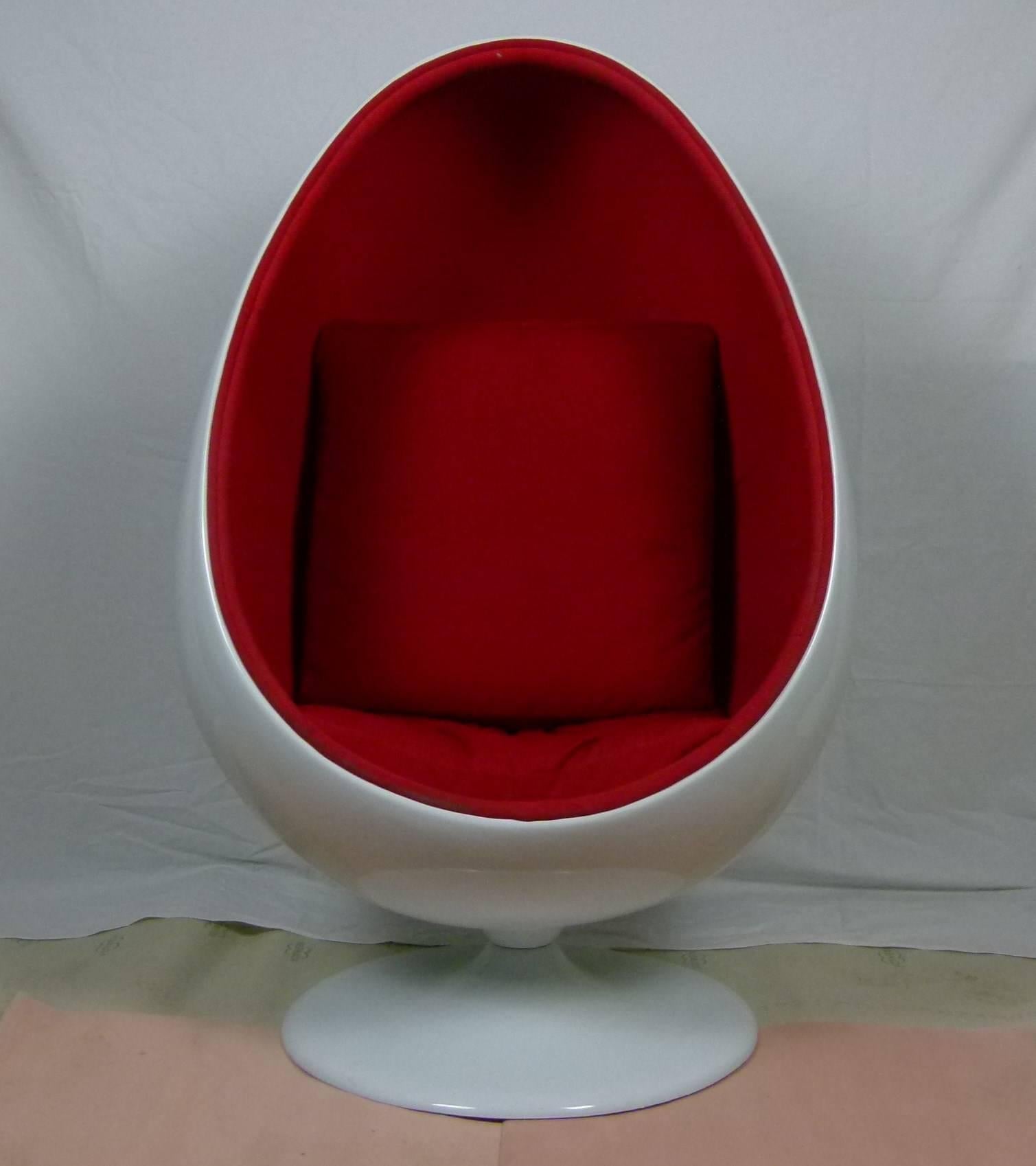 Fiberglass white lacquered egg chair with a round base.
Upholstered in a red (original) fabric and a cushion and back in fabric made identical. The armchair has been lacquered in its original color.
Designed by Eero Aarnio, circa 1960.
Very good