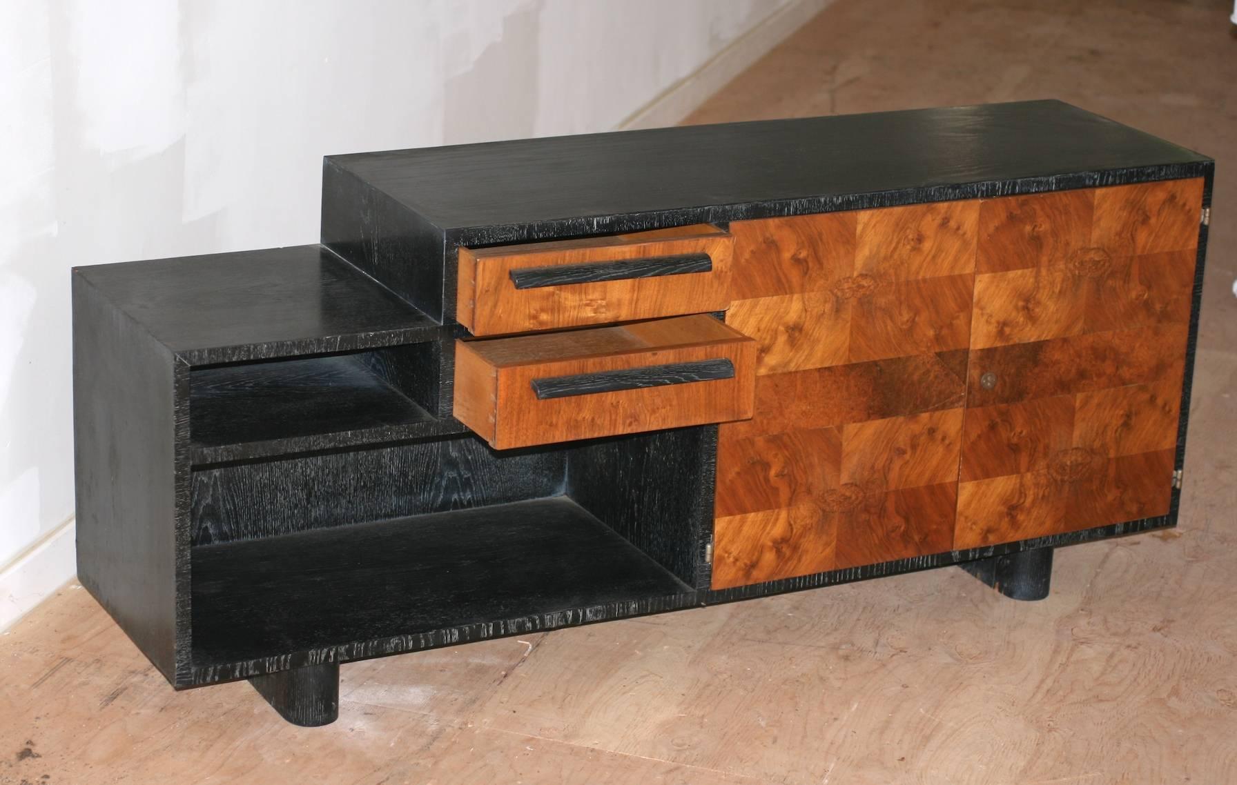 Art déco Buffet/meuble de bar Art Déco en bois chauffé et exotique en vente